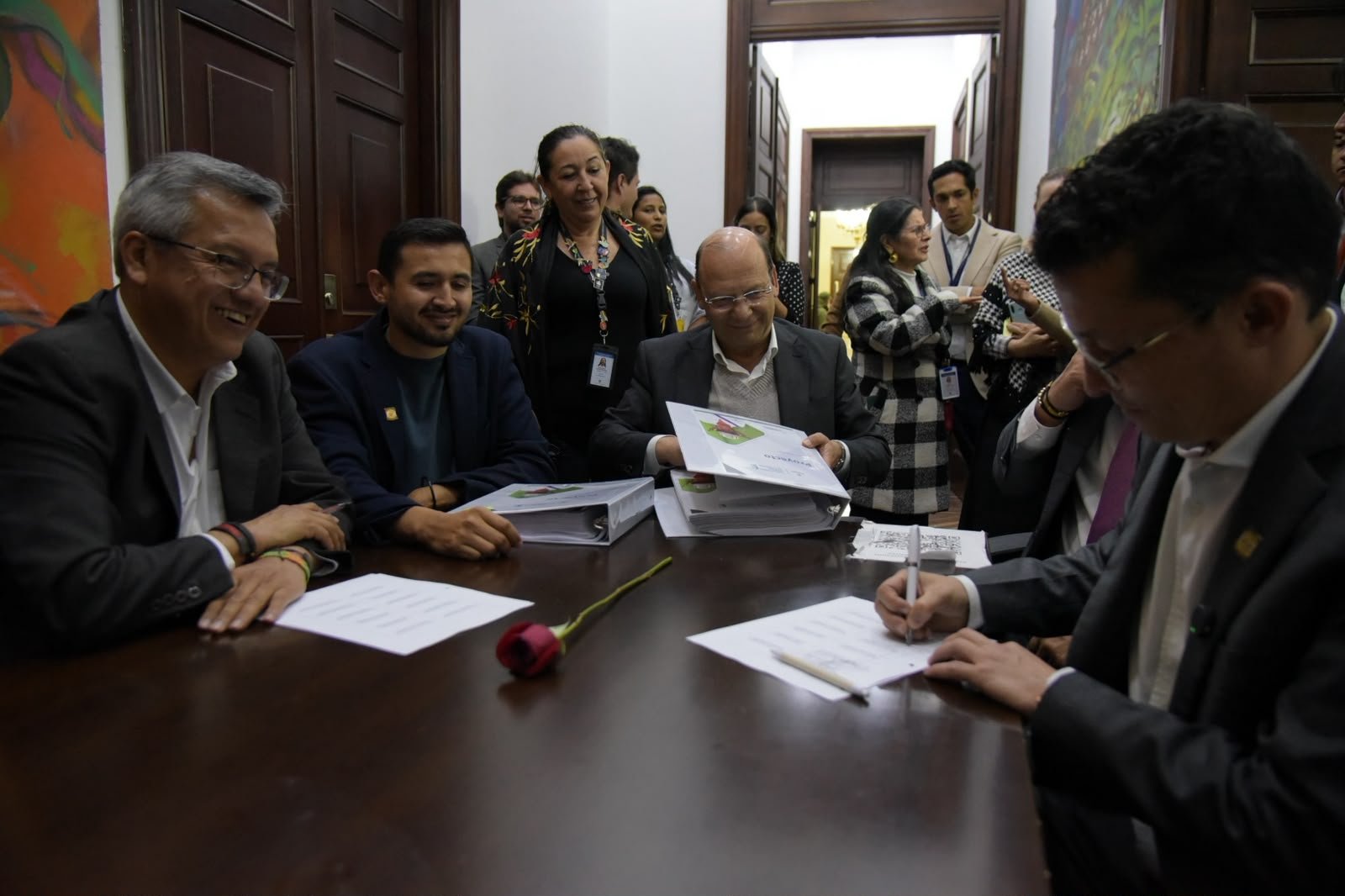 Claves del presupuesto 2027 que Petro le deja a De la Espriella: faltan COP 30,2 billones