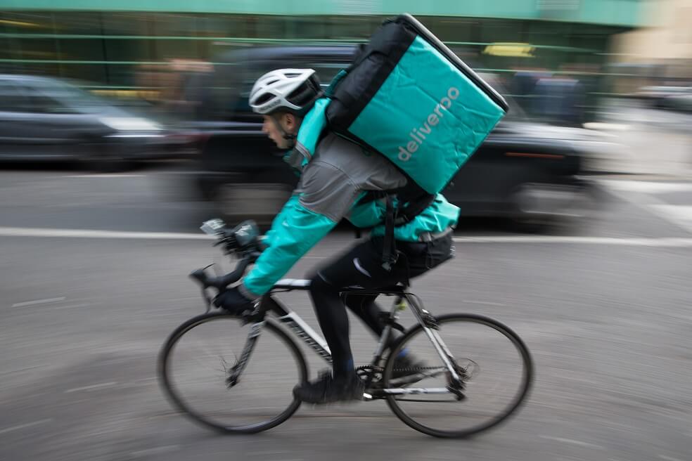 Justicia pide a Deliveroo pagar la seguridad social de sus repartidores