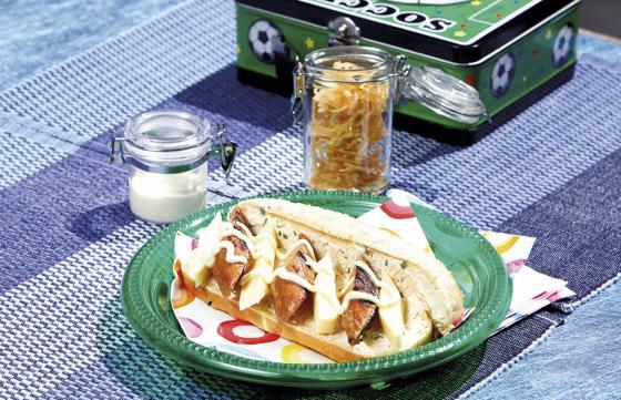 Perro caliente con queso y mostaneza