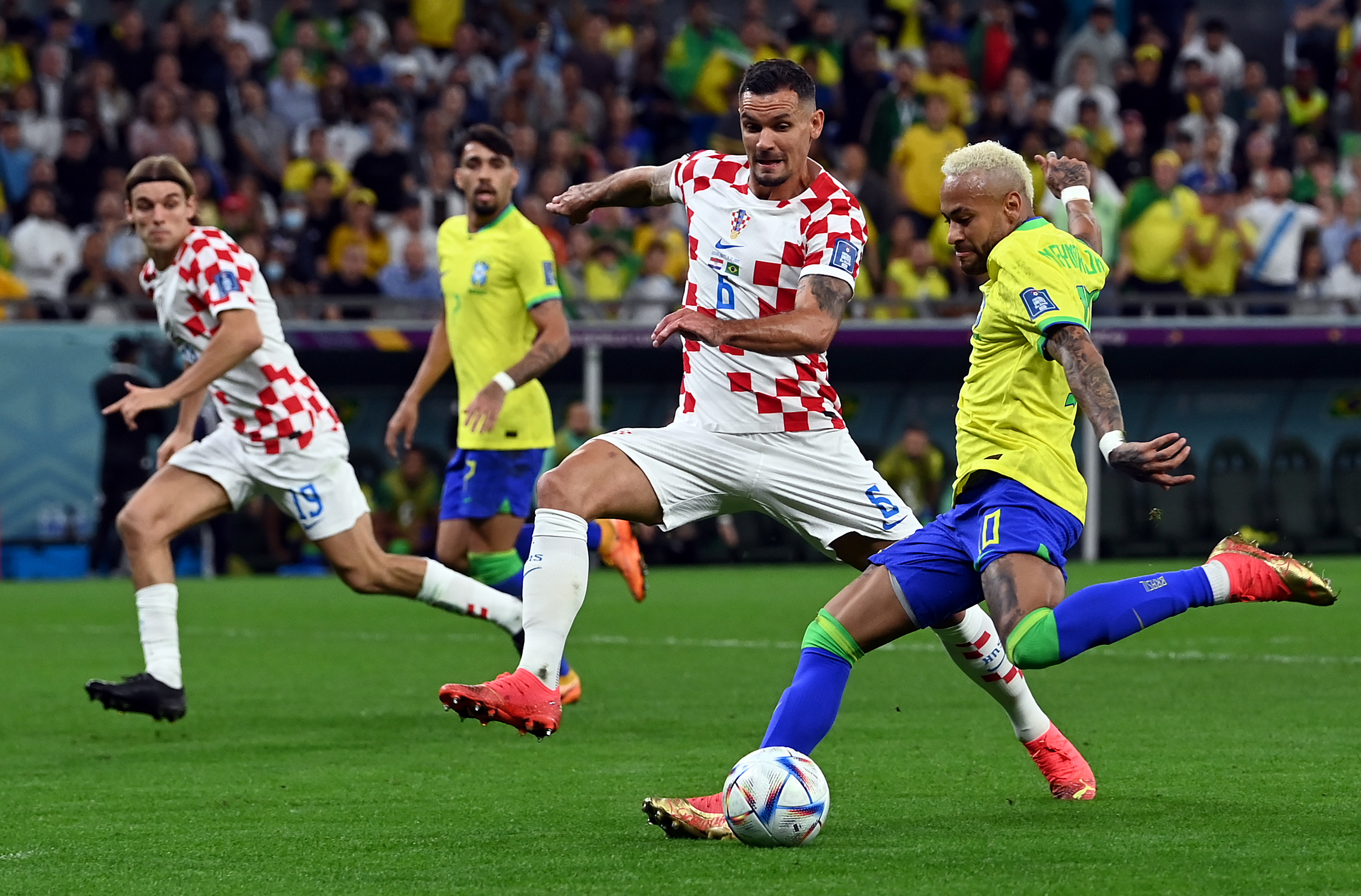 Doha (Qatar), 09/12/2022.- Dejan Lovren (2R) of Croatia in action against Neymar of Brazil during the FIFA World Cup 2022 quarter final soccer match between Croatia and Brazil at Education City Stadium in Doha, Qatar, 09 December 2022. (Mundial de Fútbol, Brasil, Croacia, Catar) EFE/EPA/Neil Hall