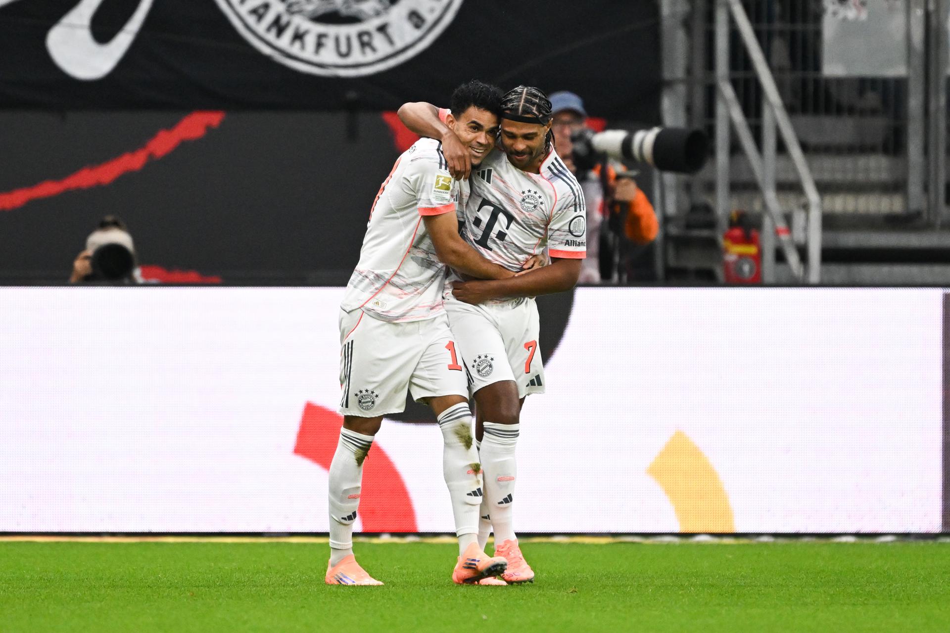 FRANKFURT (Germany), 04/10/2025.- Luis Diaz of Munich (L) celebrates with teammate Serge Gnabry of Munich after scoring the 0-1 goal during the German Bundesliga soccer match between Eintracht Frankfurt and Bayern Munich in Frankfurt, Germany, 04 October 2025. (Alemania) EFE/EPA/FLORIAN WIEGAND CONDITIONS - ATTENTION: The DFL regulations prohibit any use of photographs as image sequences and/or quasi-video.