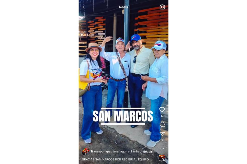 Preciado, Otero (de gorra negra) y los padres de Abelardo De La Espriella, haciendo campaña en Sahagún.