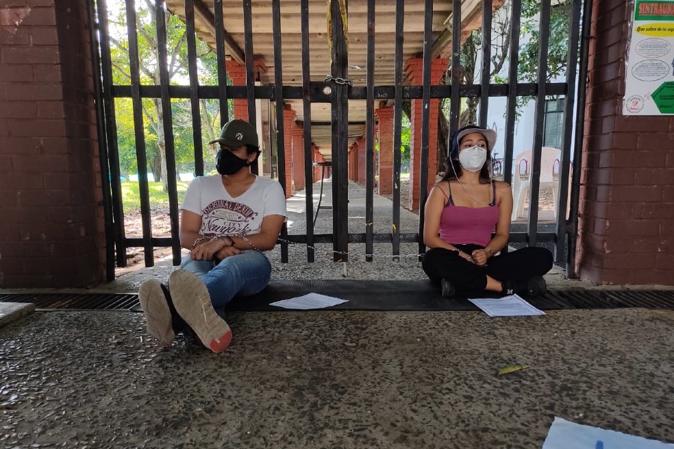 Estudiantes adelantan desde este jueves en la mañana un plantón pacífico al frente de la sede Melendez.