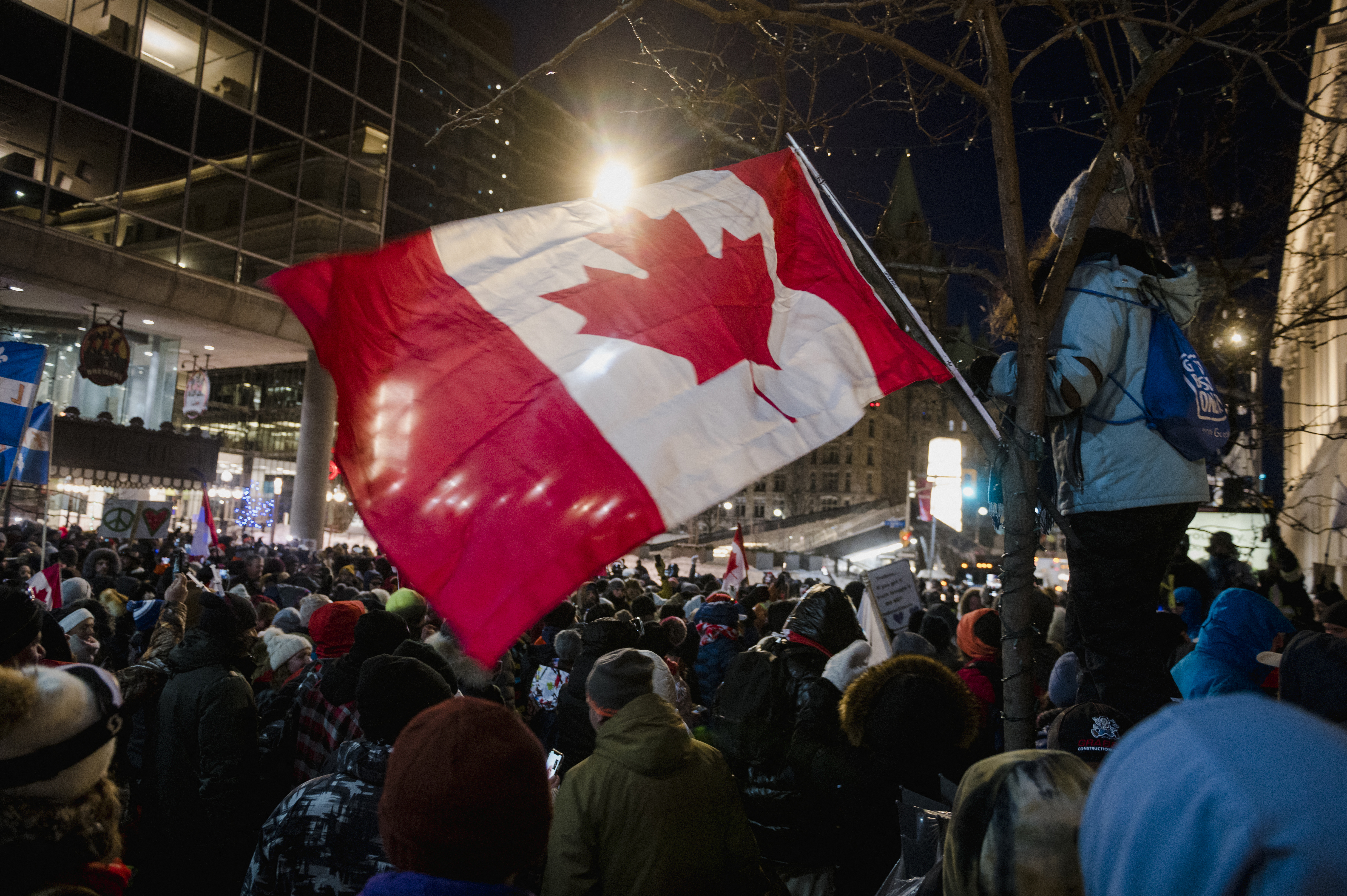 Canadá: Policía desaloja manifestantes a la fuerza en Ottawa
