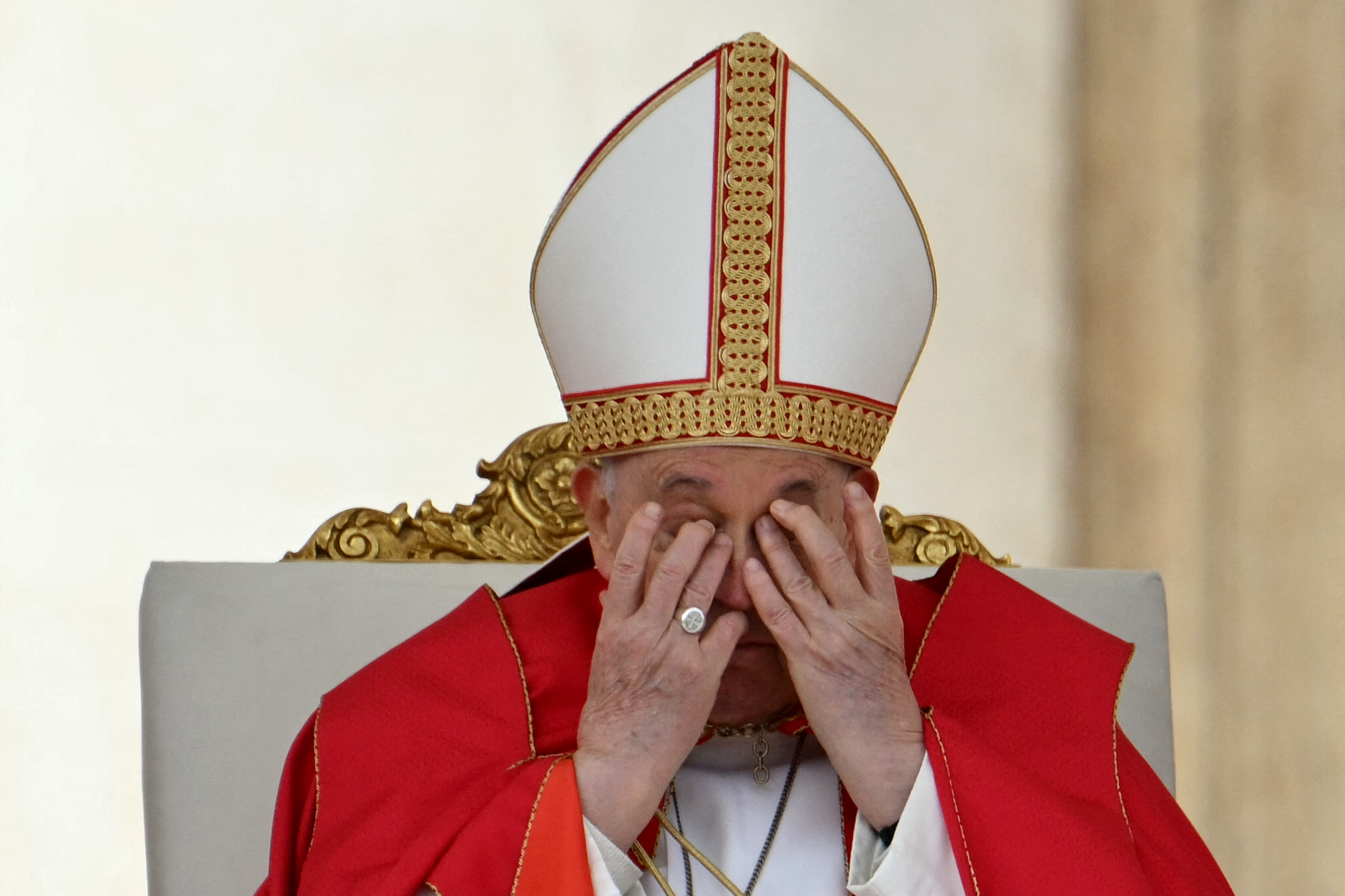 El Papa Francisco hace un gesto mientras preside la misa del Domingo de Ramos en la plaza de San Pedro en el Vaticano el 24 de marzo de 2024.