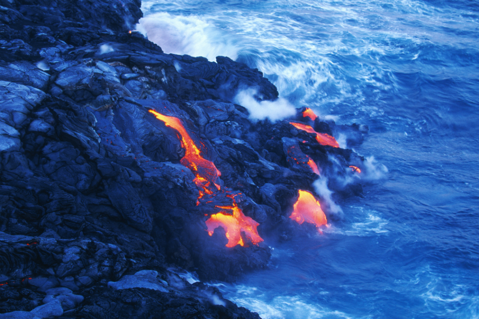 Kayak junto a la lava en Hawái