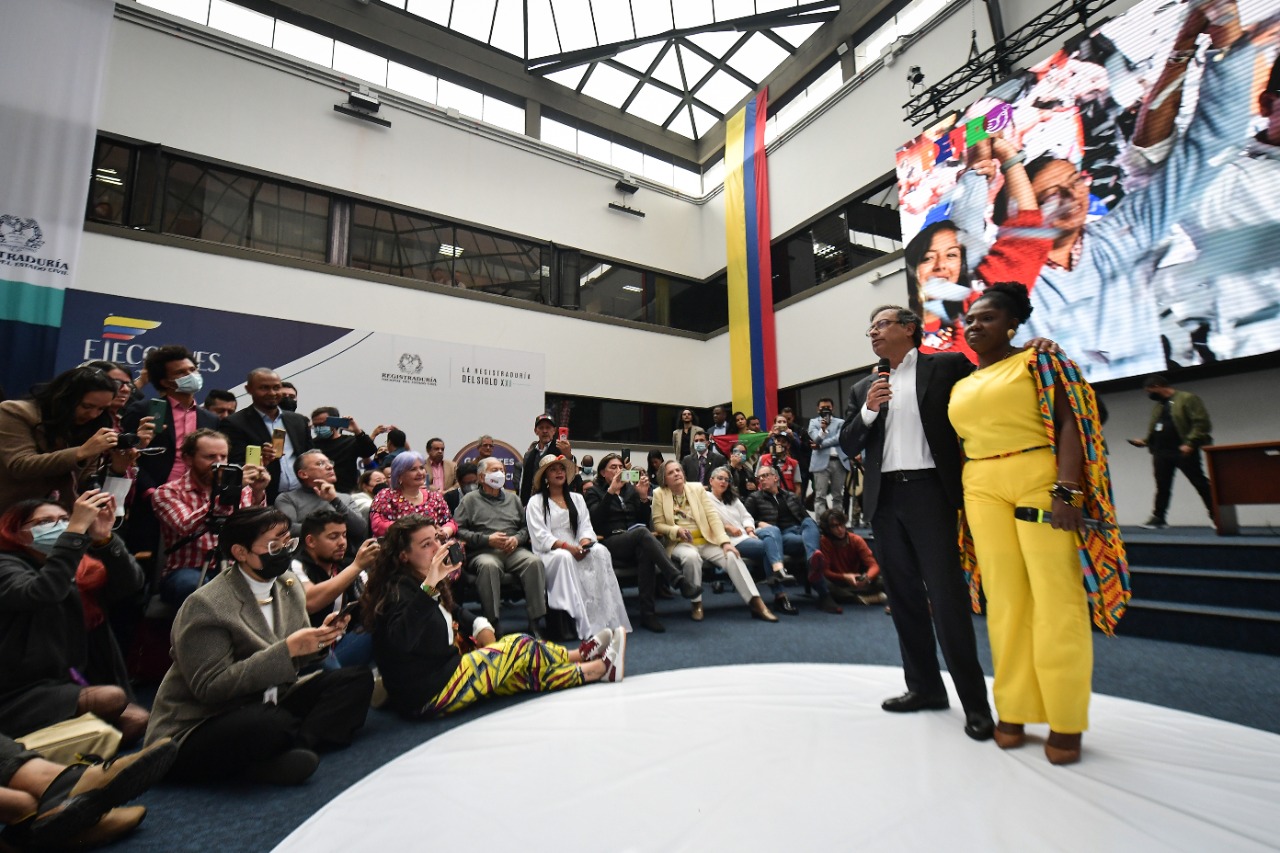 “Gustavo Petro Urrego le entregamos este esfero, para que usted con su hermana Francia Márquez, escribamos una nueva historia para Colombia", fueron las palabras de Francia Márquez durante la inscripción de la candidatura.
