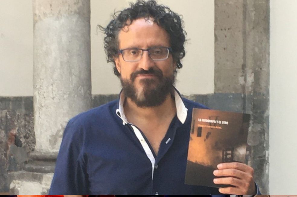 Entrevista a Diego Lizarazo por su libro "La fotografía y el otro".