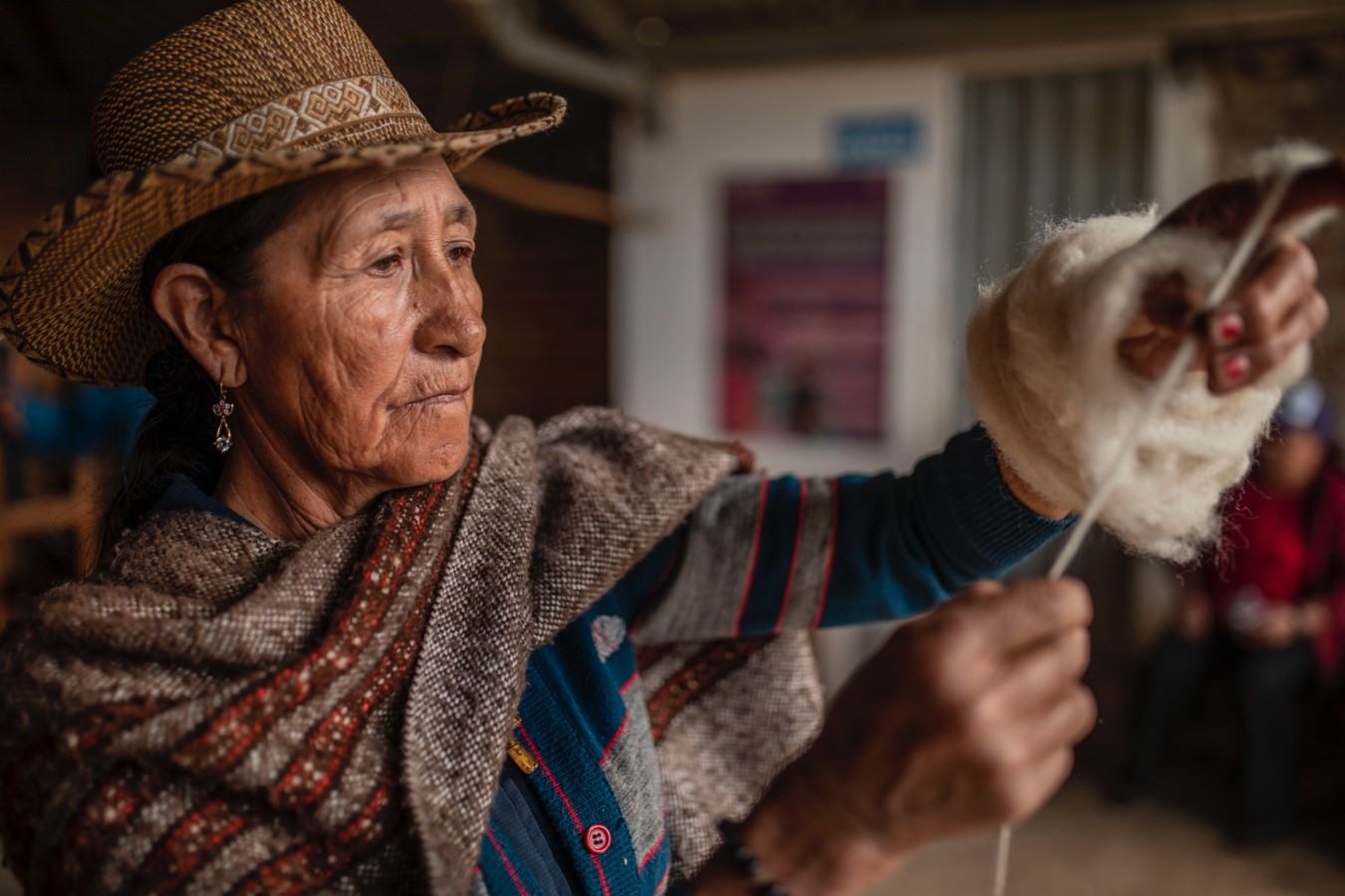 Campesinos tejedores que utilizan la lana de las ovejas del páramo para su sustento.