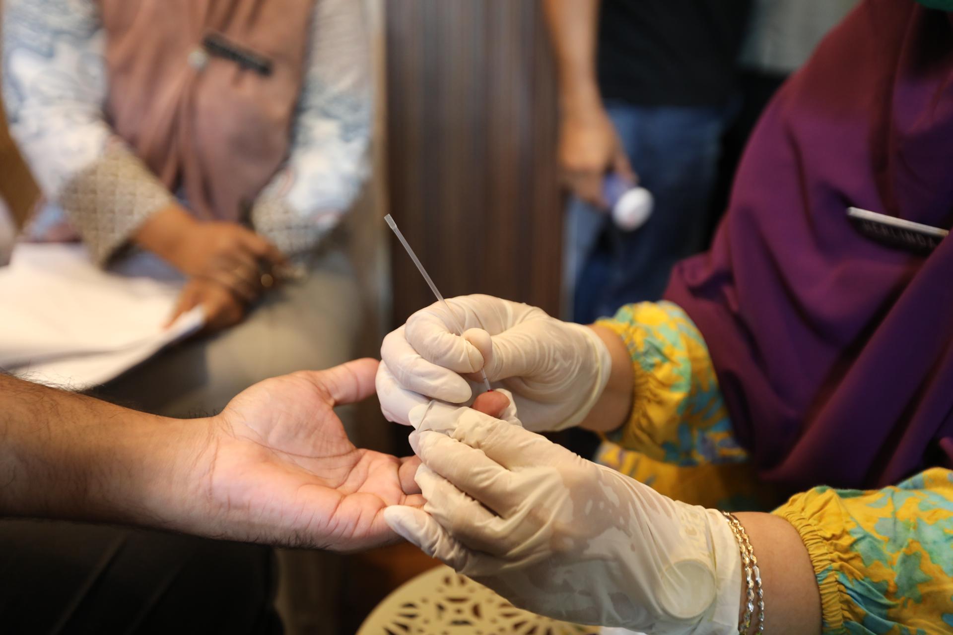 BANDA ACEH (Indonesia), 15/05/2025.- Officers from the Aceh Province National Narcotics Agency hold a urine and drug test for massage parlor workers in Banda Aceh, Indonesia, 15 May 2025. Banda Aceh local government, represented by the Mayor of Banda Aceh, Illiza Saadudin, in collaboration with the Aceh Province National Narcotics Agency, intensified raids and urine and blood tests on workers in traditional massage parlors and hotels as part of the campaign against drugs and the spread of HIV in the city community. EFE/EPA/HOTLI SIMANJUNTAK