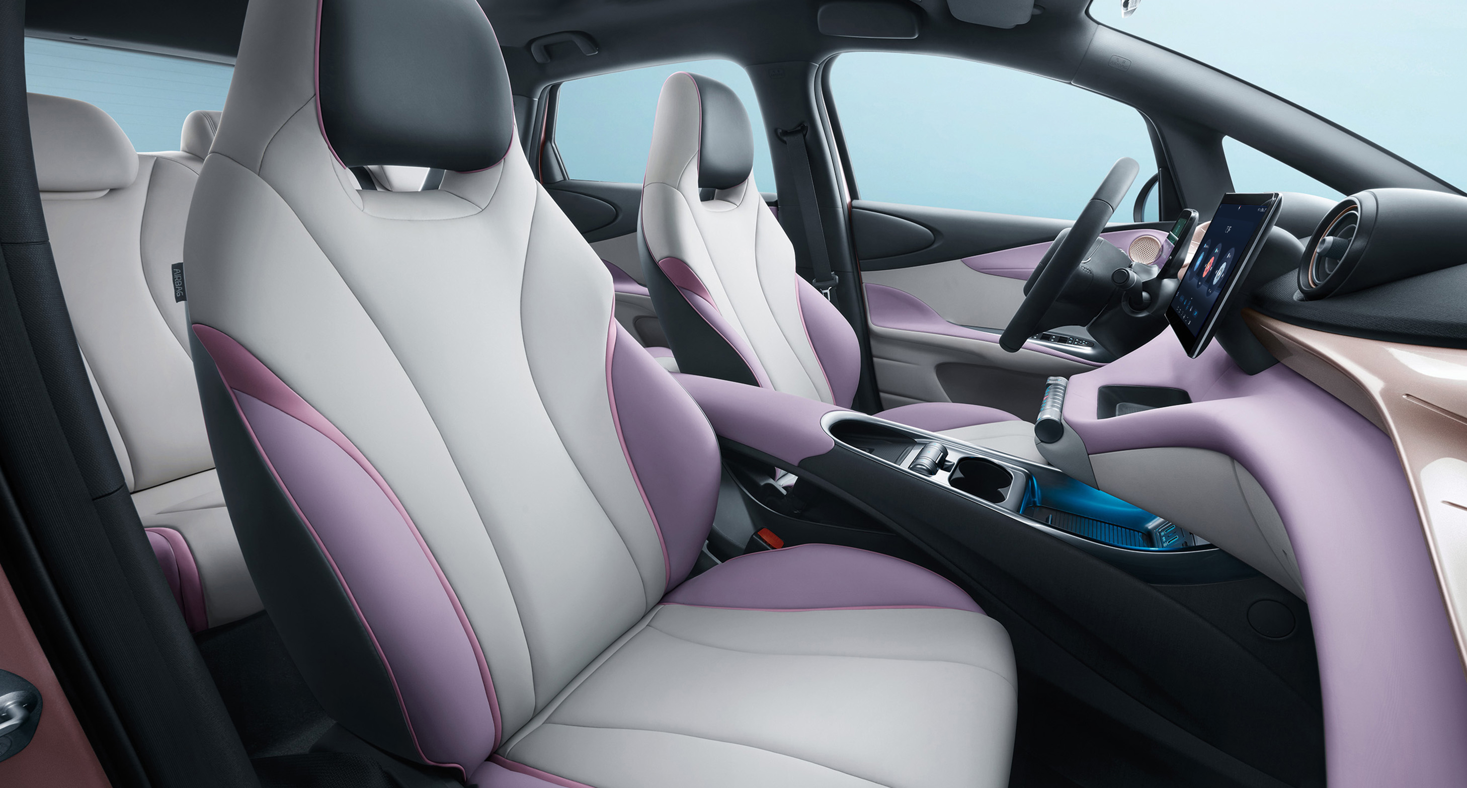 En su interior se encuentran asientos con diseño deportivo, un reposacabezas hueco y ajuste eléctrico para la silla del conductor.