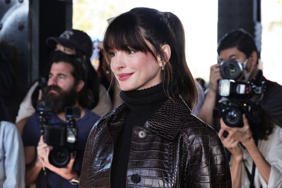 Anne Hathaway sufrió aparatosa caída en el set de ‘El Diablo viste a la moda 2’