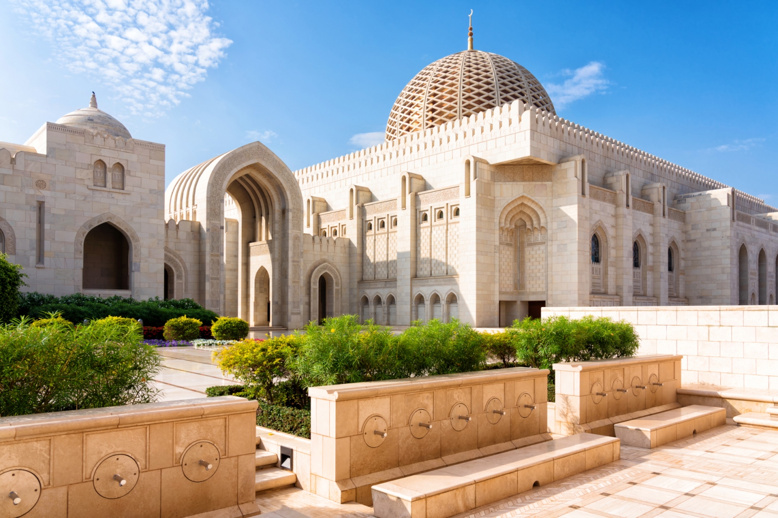 Mezquita del Sultán Qaboos (Omán): 
ubicada en Mascate, es otro ejemplo de fascinante arquitectura moderna en la Península Arábiga. Y, también, es la más importante del Sultanato de Omán. Posee un amplio espacio abierto, y otorga un protagonismo único al color blanco. Tanto en su interior como en su exterior, el elemento más llamativo del templo es su cúpula repleta de detalles dorados.
