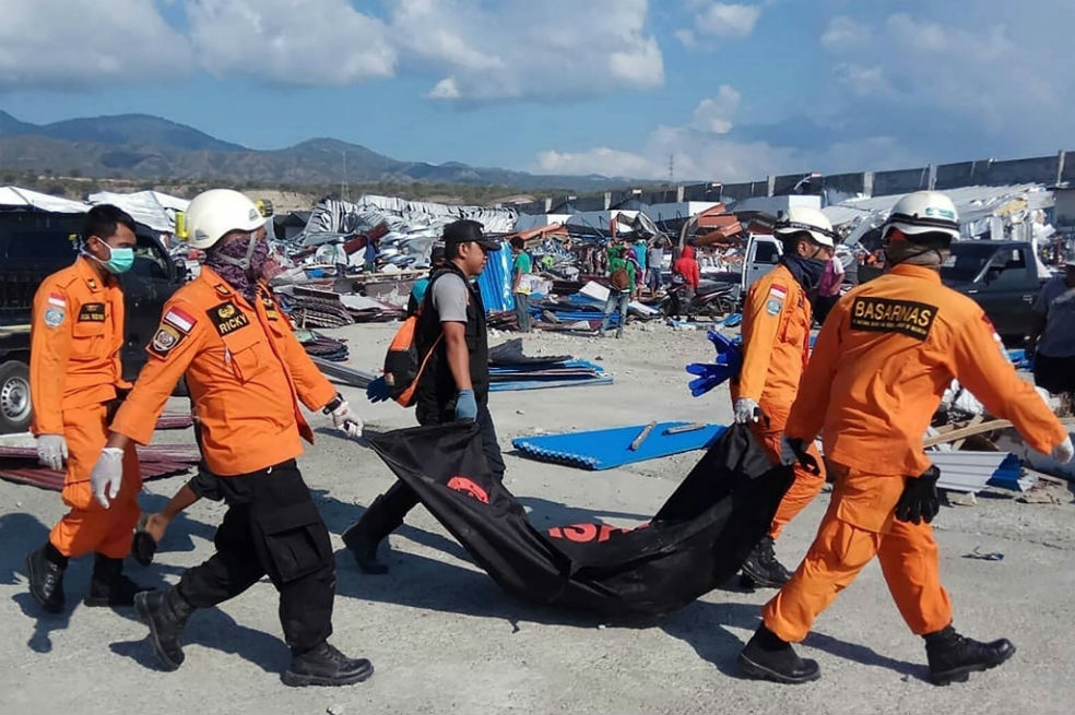 Miembros del personal de rescate cargan el cuerpo de una víctima en Donggala, Indonesia. / EFE