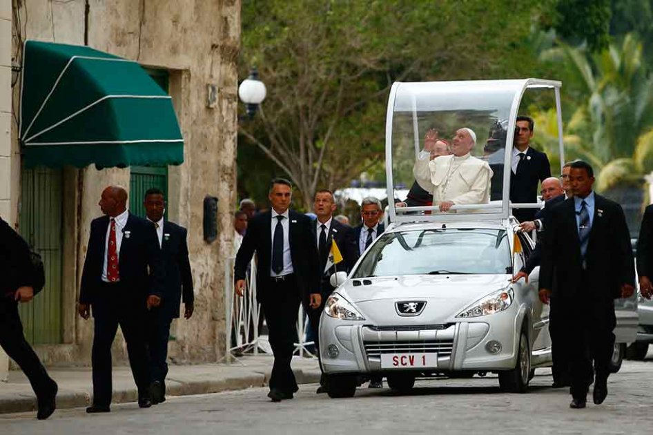 Francisco llega a Holguín, ciudad cubana que recibe a un papa por primera vez