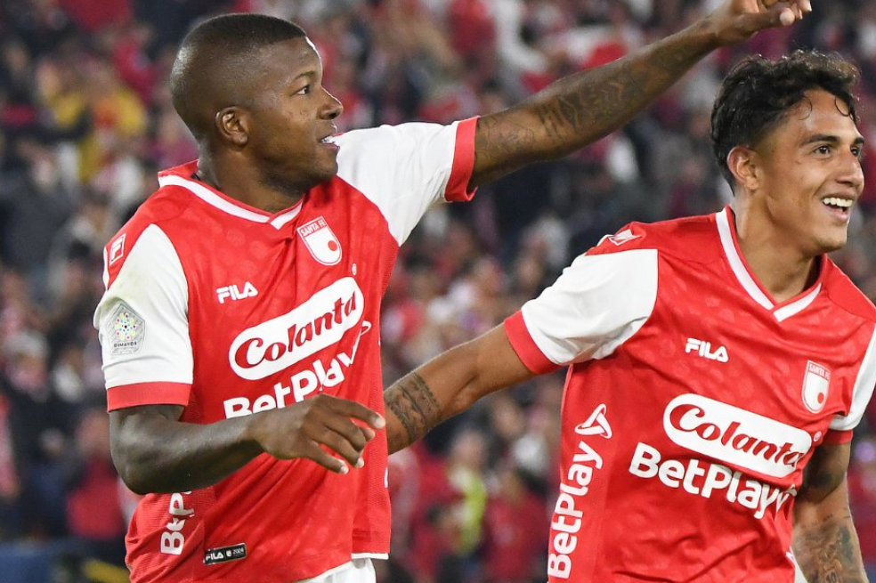 Los jugadores de Santa Fe celebran su triunfo en El Campín.