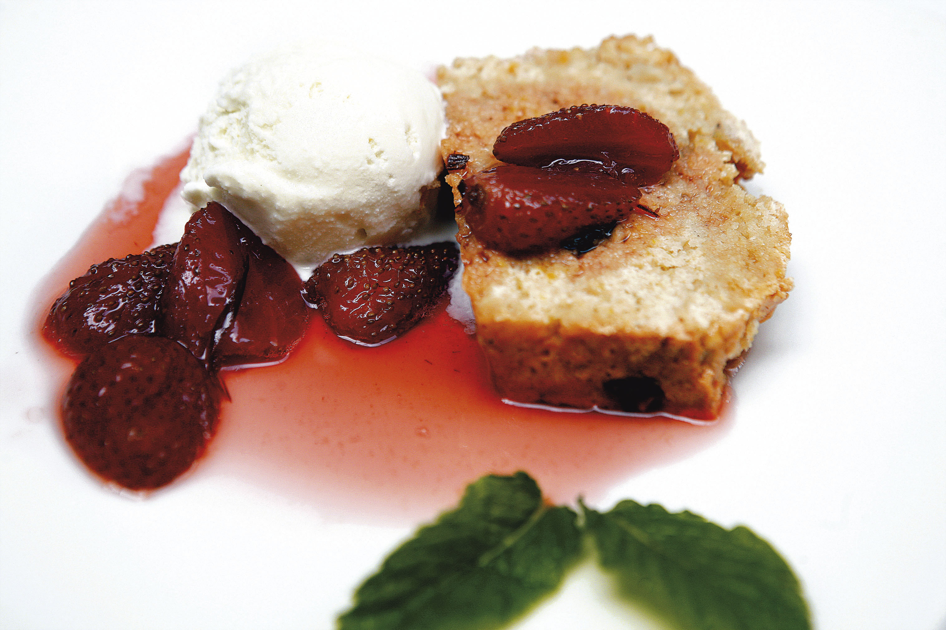 Ponqué de ciruelas con salsa de fresas cocidas en té de frutos rojos