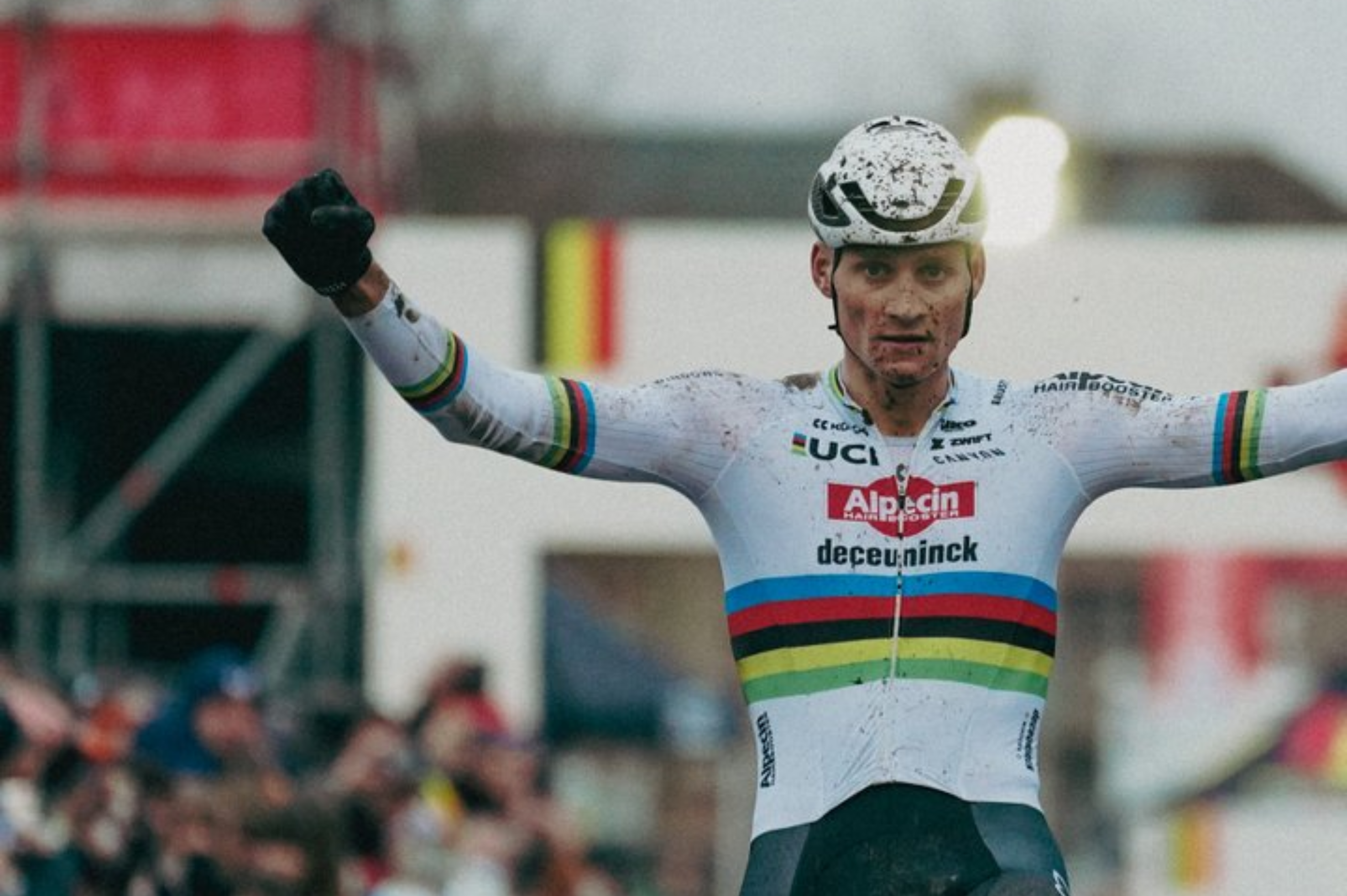 Van der Poel agiganta su leyenda en ciclocrós y espera por Van Aert este viernes