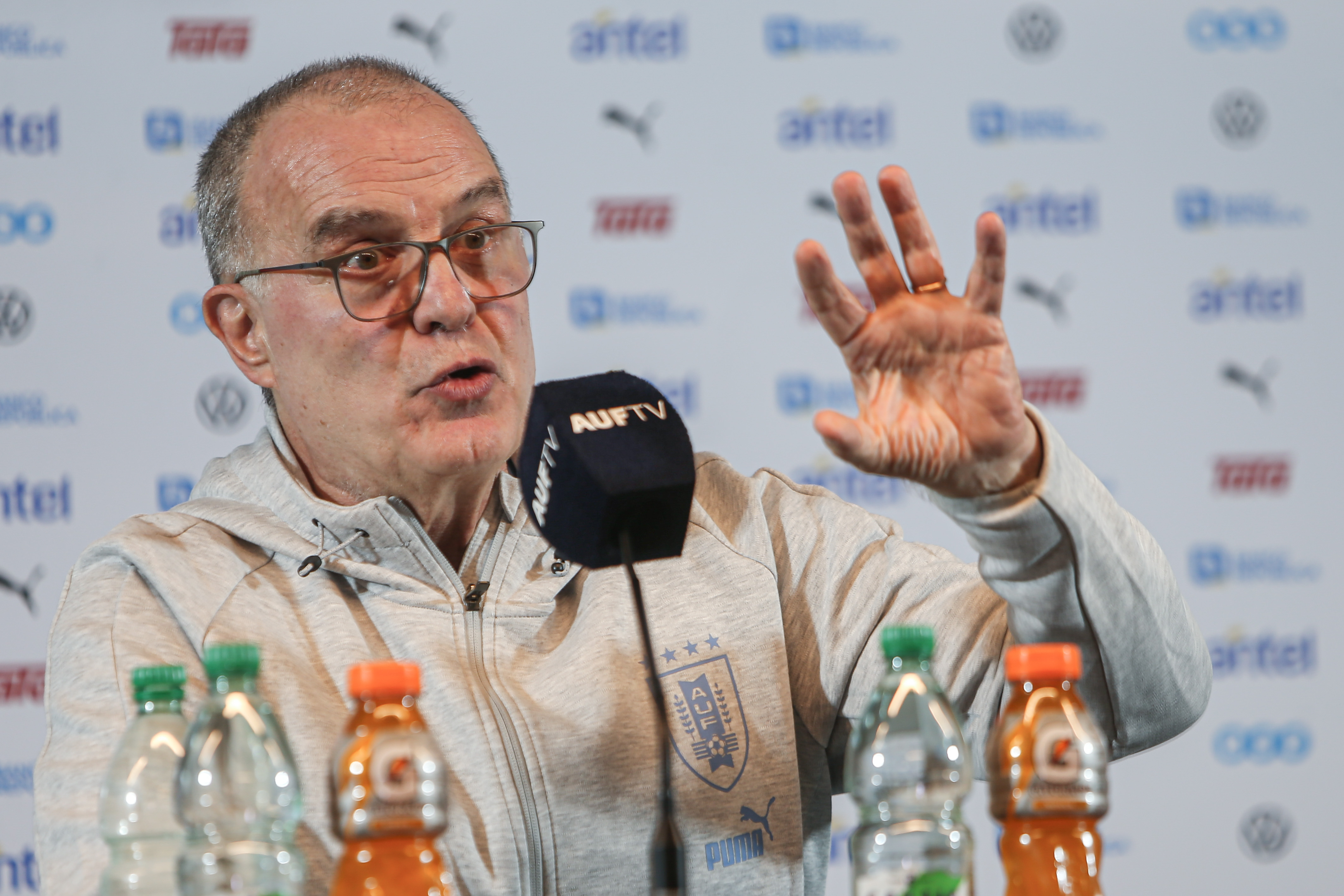 AME6229. MONTEVIDEO (URUGUAY), 02/09/2023.- El seleccionador de Uruguay Marcelo Bielsa habla en una conferencia de prensa hoy, en la sala de prensa del estadio Centenario en Montevideo (Uruguay). Uruguay se prepara para las fechas de las Eliminatorias Sudamericanas para el Mundial de 2026 cuando enfrentará a Chile y Ecuador. EFE/ Gastón Britos
