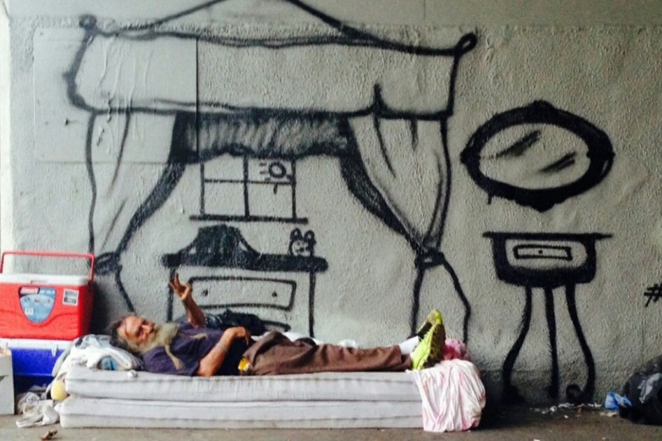 El grafitero enmascarado que pone a soñar a habitantes de calle