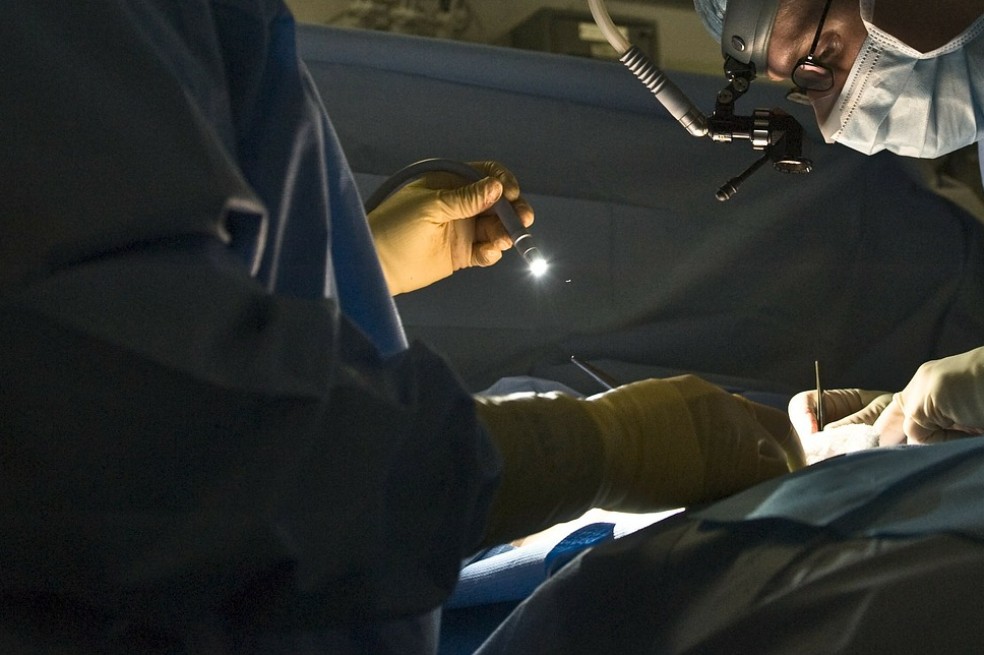 Perwaiz, por ejemplo, les aseguraba a las mujeres que lo consultaban que, posiblemente, podían tener cáncer para operarlas.