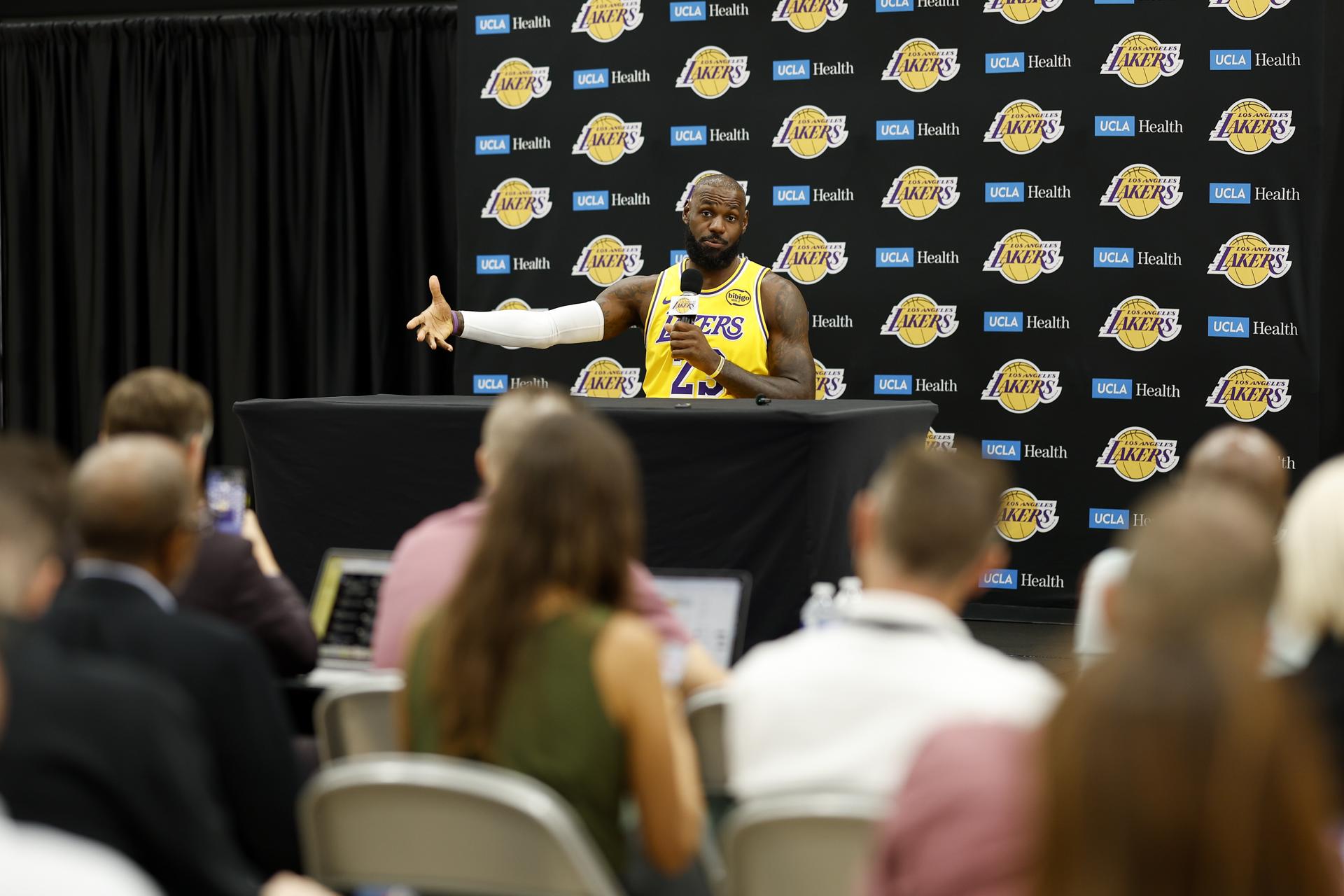 EL SEGUNDO (United States), 29/09/2025.- Los Angeles Lakers forward LeBron James attends the Los Angeles Lakers Media Day at the UCLA Health Training Center in El Segundo, California, USA, 29 September 2025. (Baloncesto) EFE/EPA/CAROLINE BREHMAN SHUTTERSTOCK OUT
