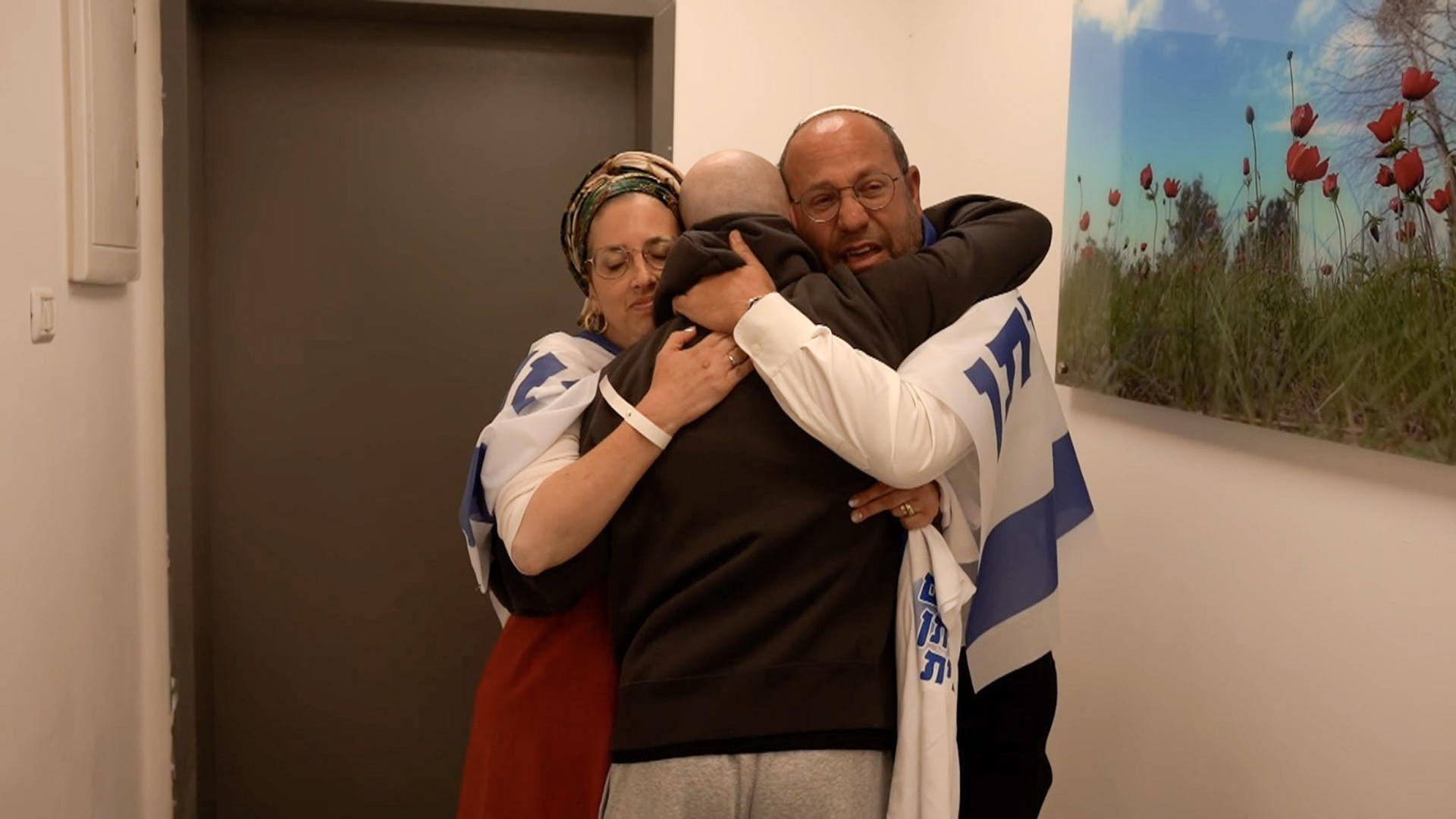 JERUSALÉN, 13/10/2025.- El rehén Eitan Mor se reune con sus padres en el punto de absorción inicial este lunes en Jerusalén. El Ejército de Israel confirmó que los últimos 13 rehenes que quedaban con vida en Gaza están ya en manos de la Cruz Roja, que los conducirá a Israel, informa un comunicado castrense. EFE/ Portavoz del Ejército De Israel SOLO USO EDITORIAL/SOLO DISPONIBLE PARA ILUSTRAR LA NOTICIA QUE ACOMPAÑA (CRÉDITO OBLIGATORIO)