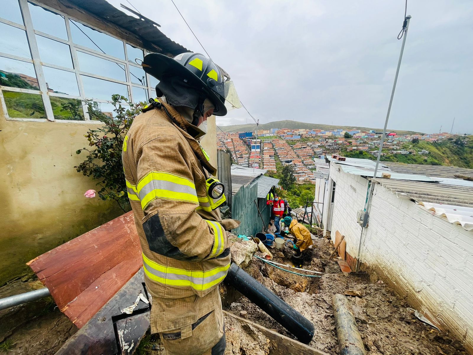 Emergencia por inundación en el sur de Bogotá deja a 13 personas atrapadas