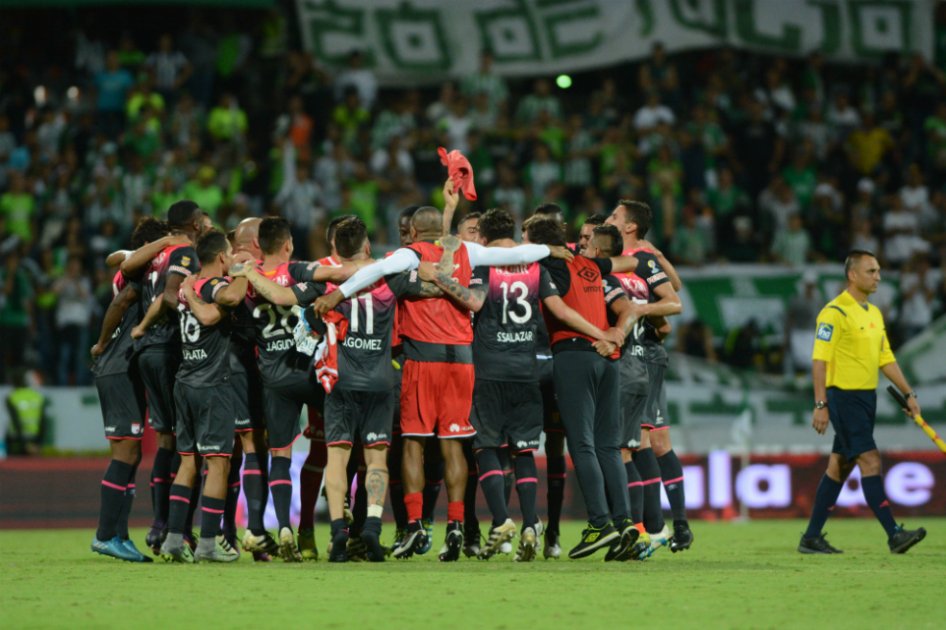 Los futbolista de Independiente Santa Fe festejan la clasificación a la final de la Liga Águila. / Luis Benavides