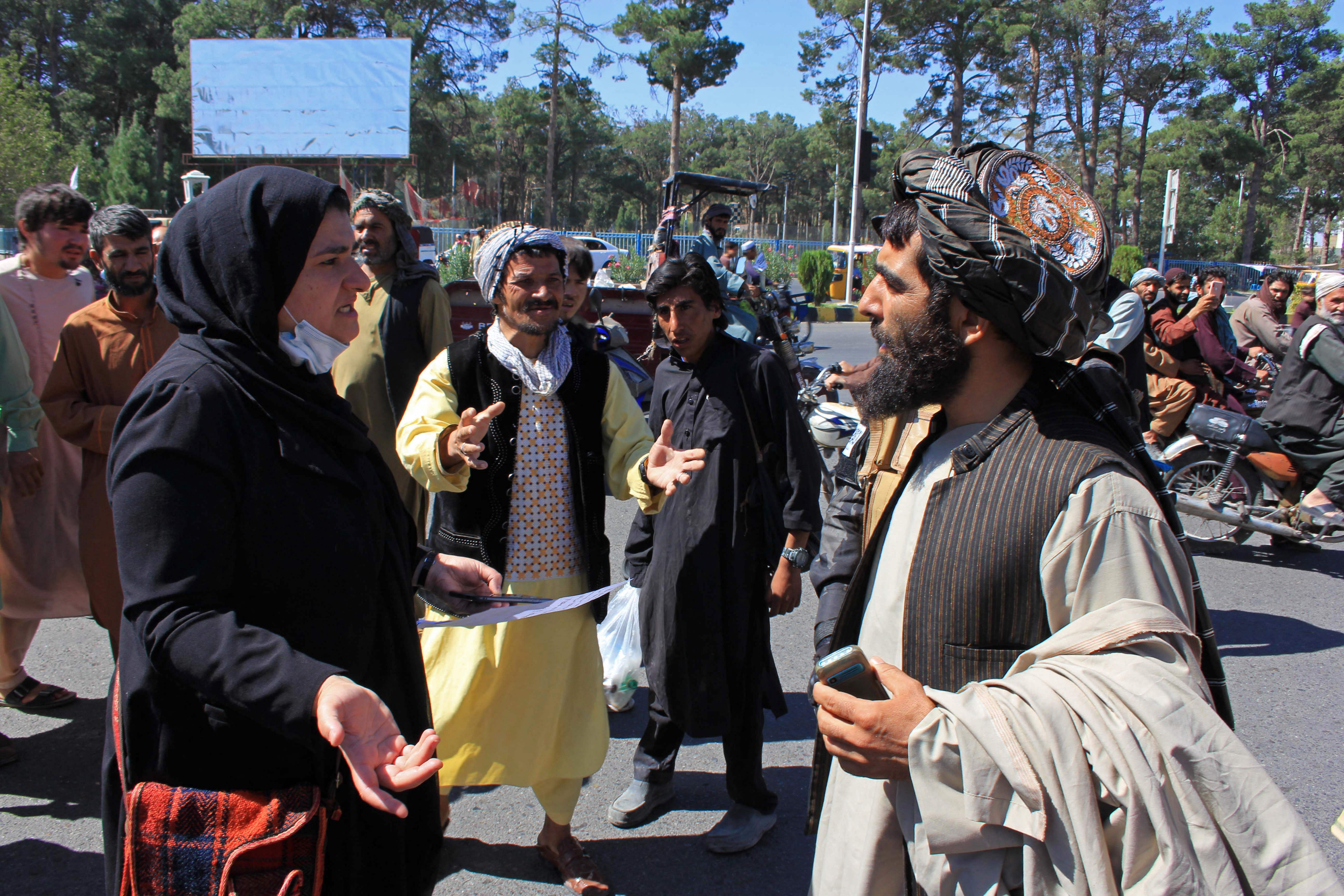 En medio de las protestas en la ciudad de Herat, una mujer discute con un miembro del talibán.