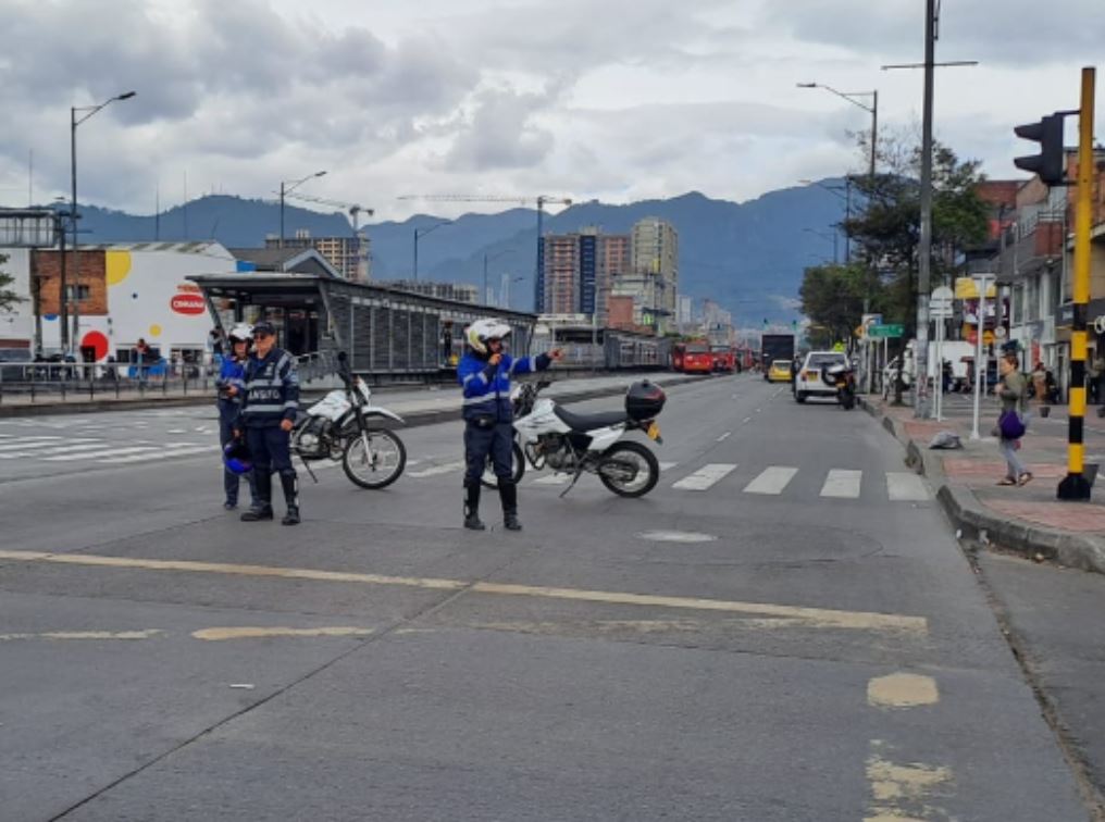 Motociclistas protestan frente a la Secretaría de Movilidad en Bogotá
