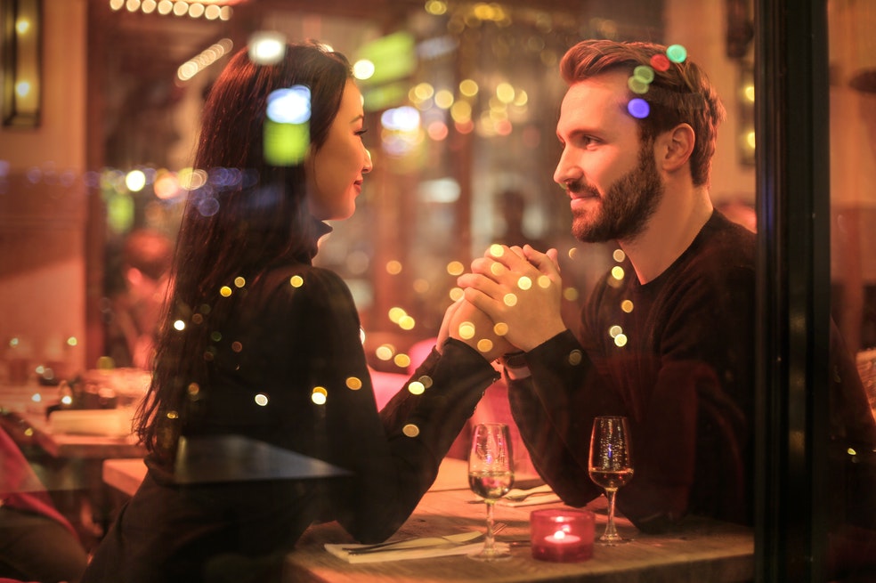 10 frases de Amor y Amistad que puedes dedicar hoy a tu pareja