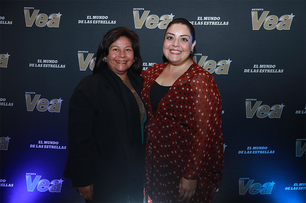 ARELYS HENAO CON PERSONAJES DE LA NOVELA