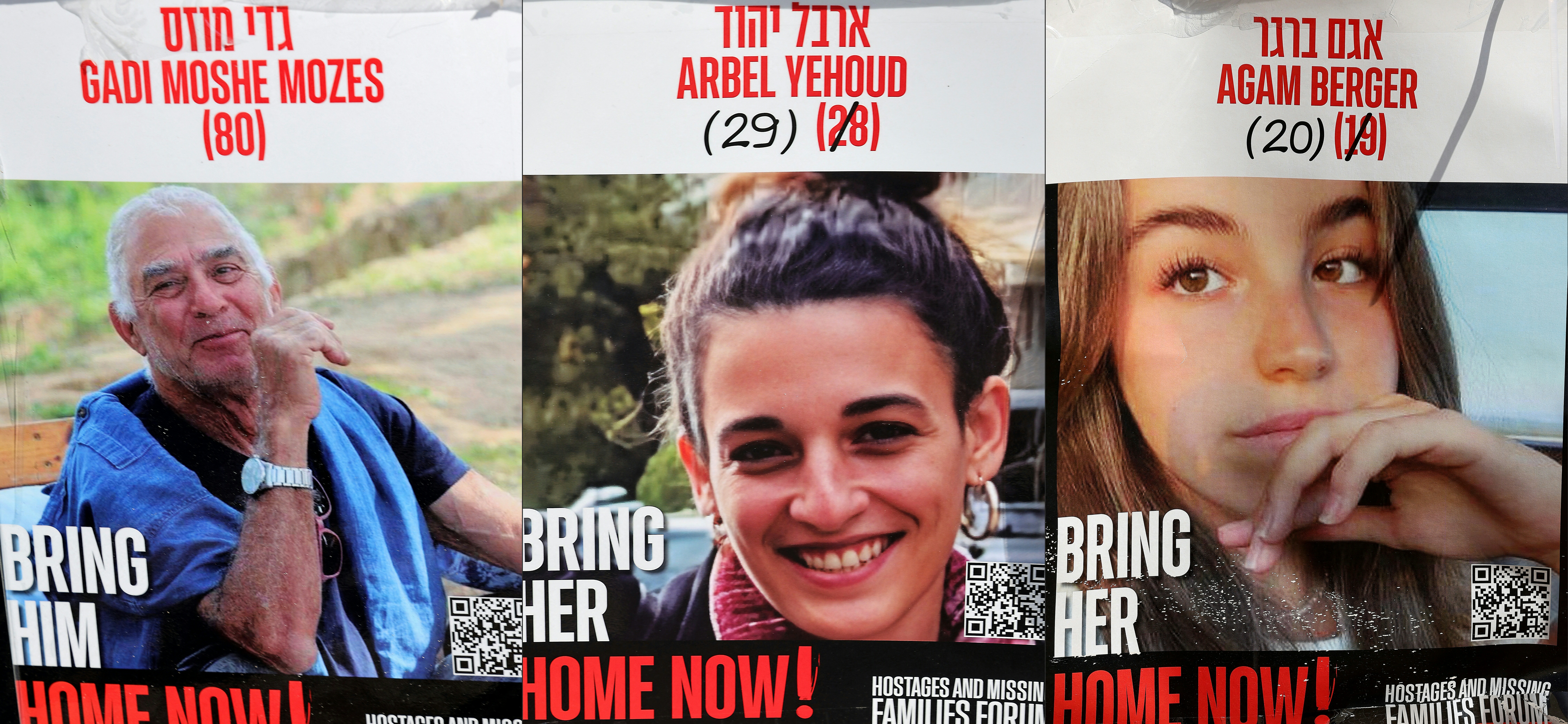 Esta combinación de imágenes creada el 30 de enero de 2025 muestra carteles de tres rehenes israelíes retenidos en la Franja de Gaza desde el 7 de octubre de 2023: Gadi Mozes, de 80 años, Arbel Yehud, de 29, y Agam Berger, de 20.