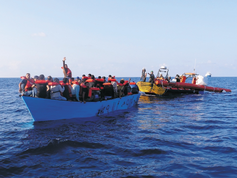 Migrantes son rescatados por un barco de Médicos Sin Fronteras tras salir de Libia tratando de llegar a Europa. / AFP
