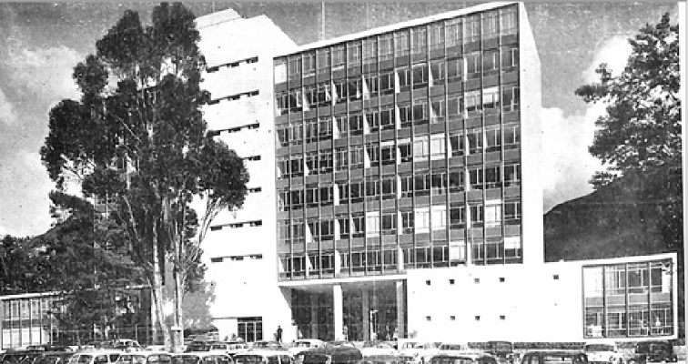 Fotografía del edificio ESSO durante los años 50 (Publicada en la revista PROA No 113).