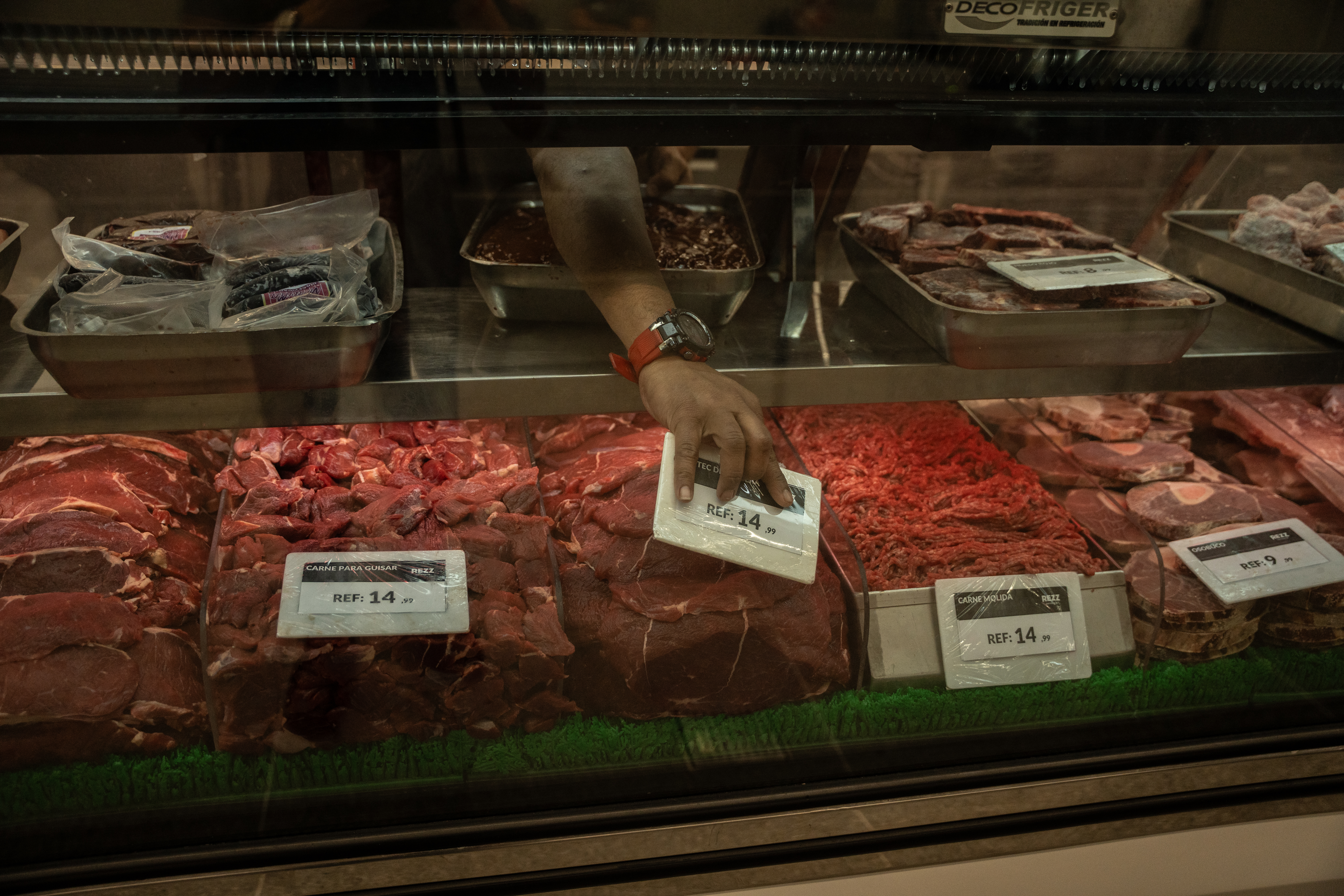 Un empleado cambia el precio de la carne en una carnicería de Caracas, Venezuela, el 13 de enero de 2026.