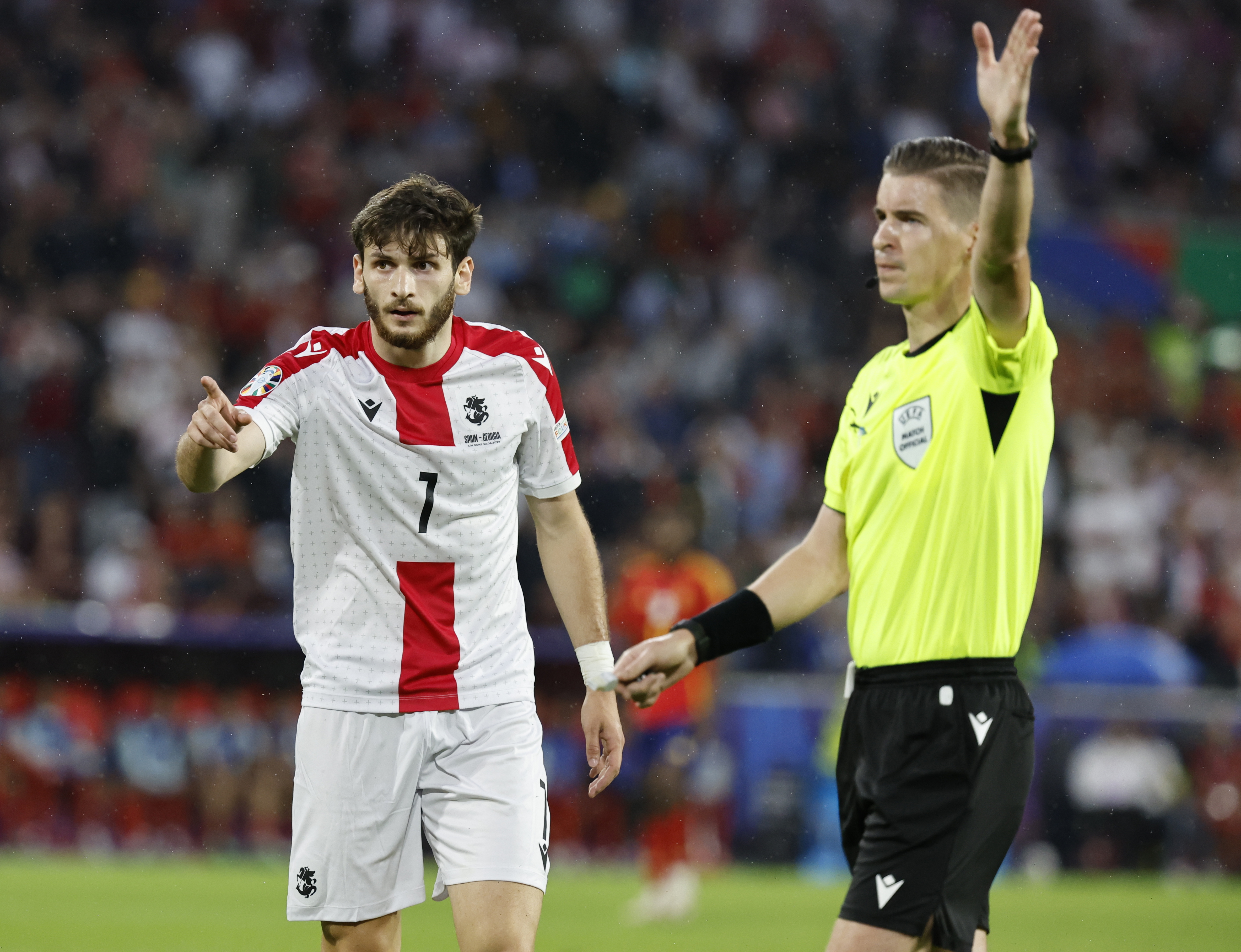 Cologne (Germany), 30/06/2024.- Khvicha Kvaratskhelia of Georgia (L) and referee Francois Letexier (R) gesture during the UEFA EURO 2024 Round of 16 soccer match between Spain and Georgia, in Cologne, Germany, 30 June 2024. (Alemania, España, Colonia) EFE/EPA/ROBERT GHEMENT