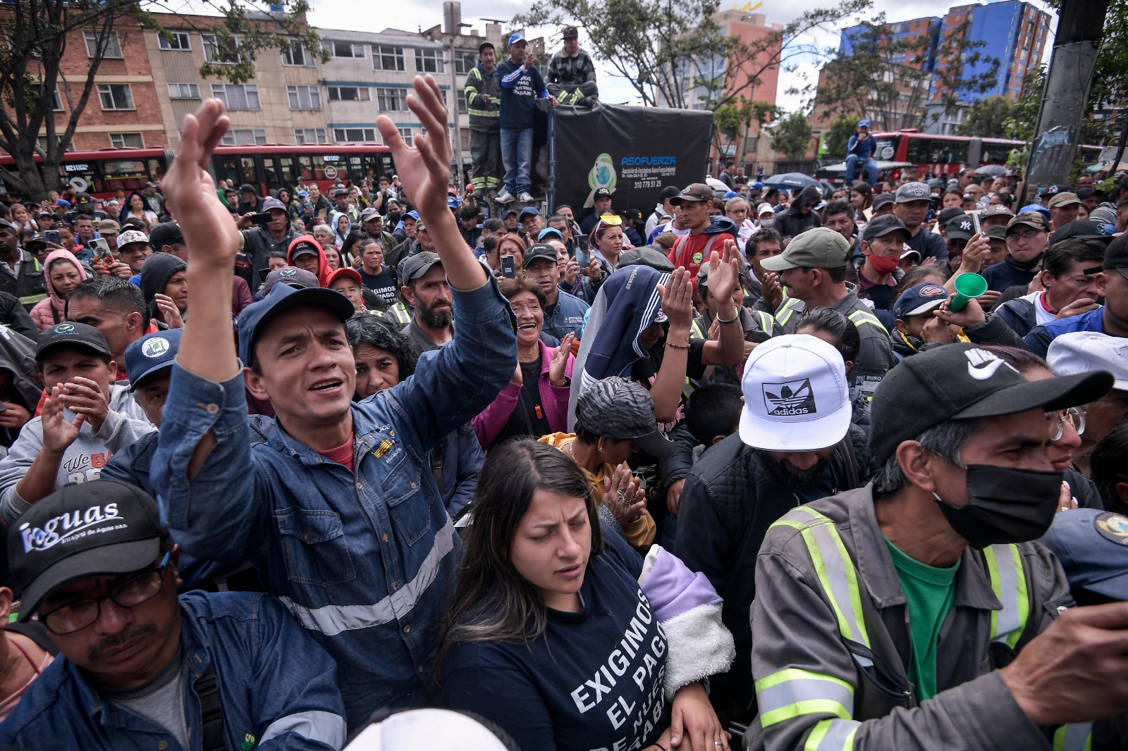 En la mañana de este miércoles 21 de junio, cientos de recicladores salieron a manifestarse en las inmediaciones de las oficinas de la Unidad Administrativa Especial de Servicios Públicos (Uaesp).