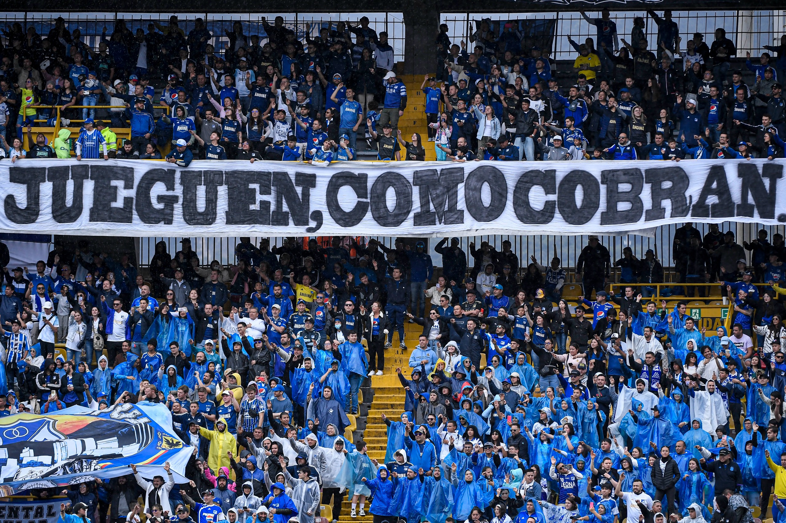 En imágenes: “Jueguen, como cobran”, el mensaje de la hinchada de Millonarios
