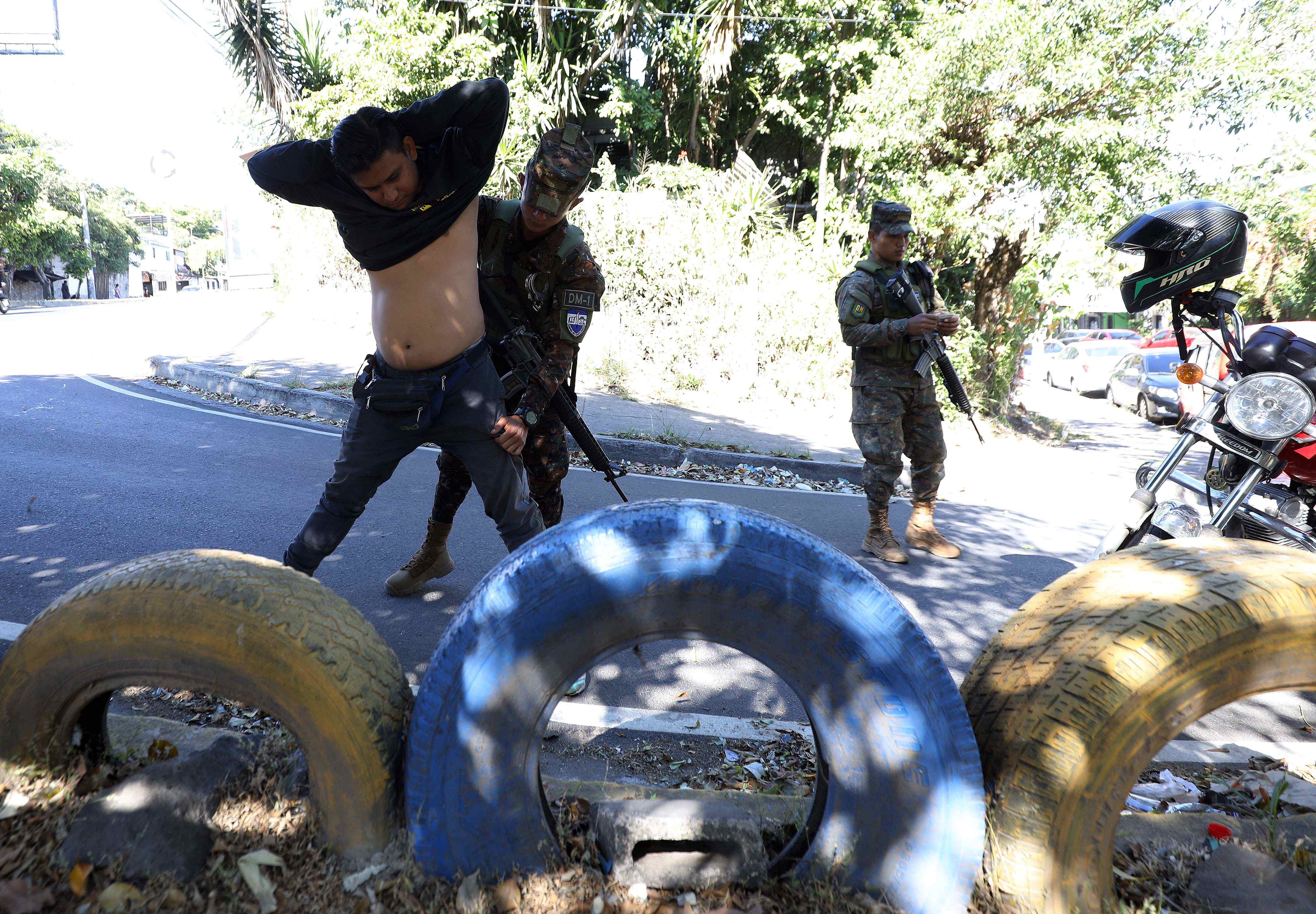 Colombiano que trabaja con el gobierno Bukele defendió política contra pandillas
