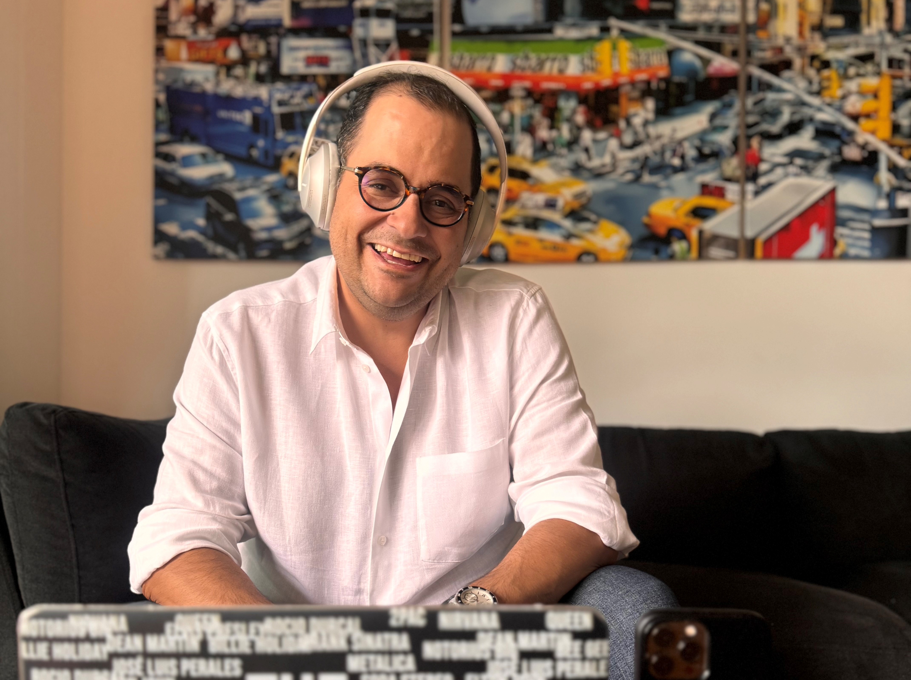 Él creó un laboratorio musical para darle identidad a las marcas
