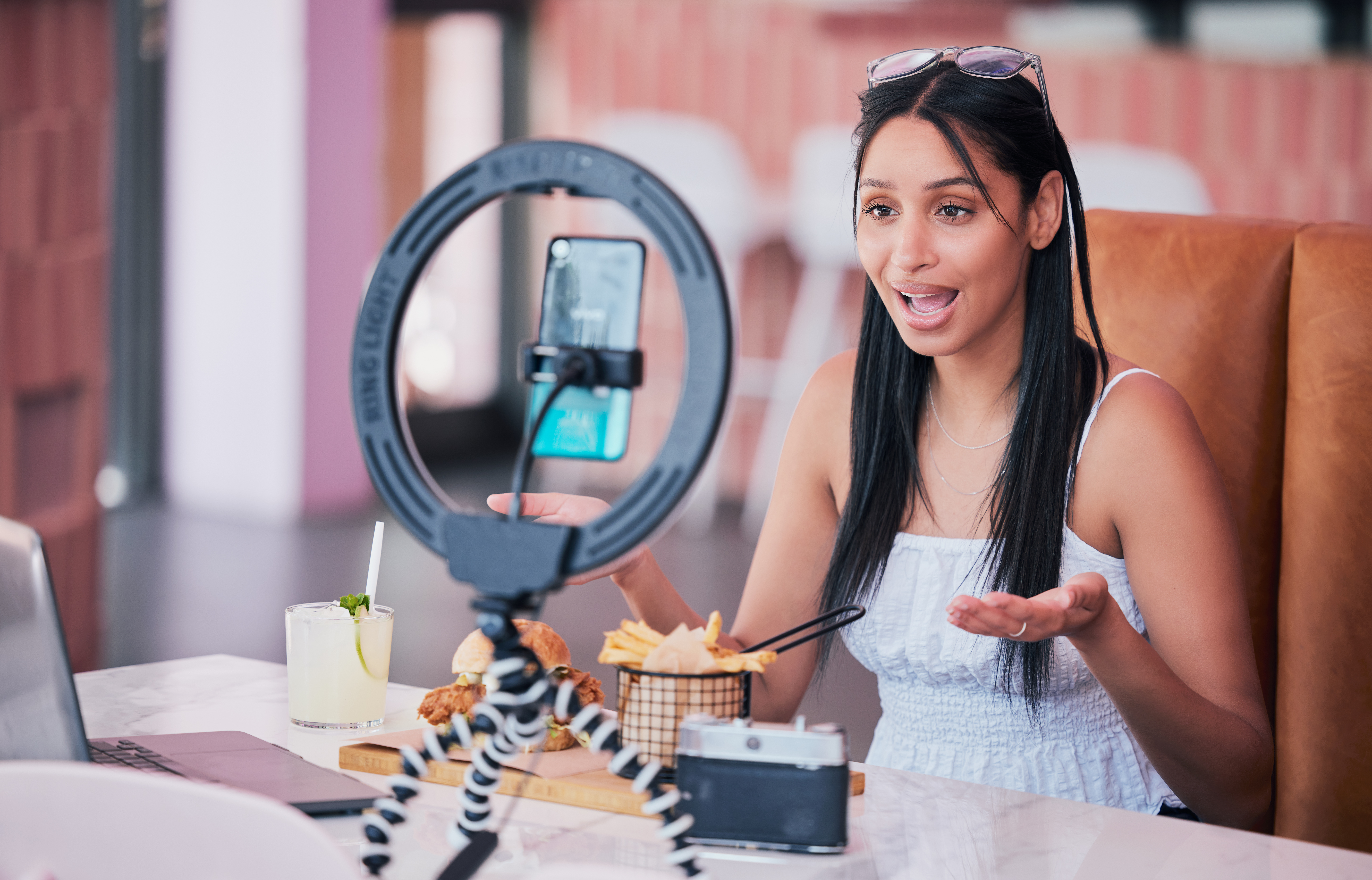 Prohibición de entrada de influencers a restaurantes
