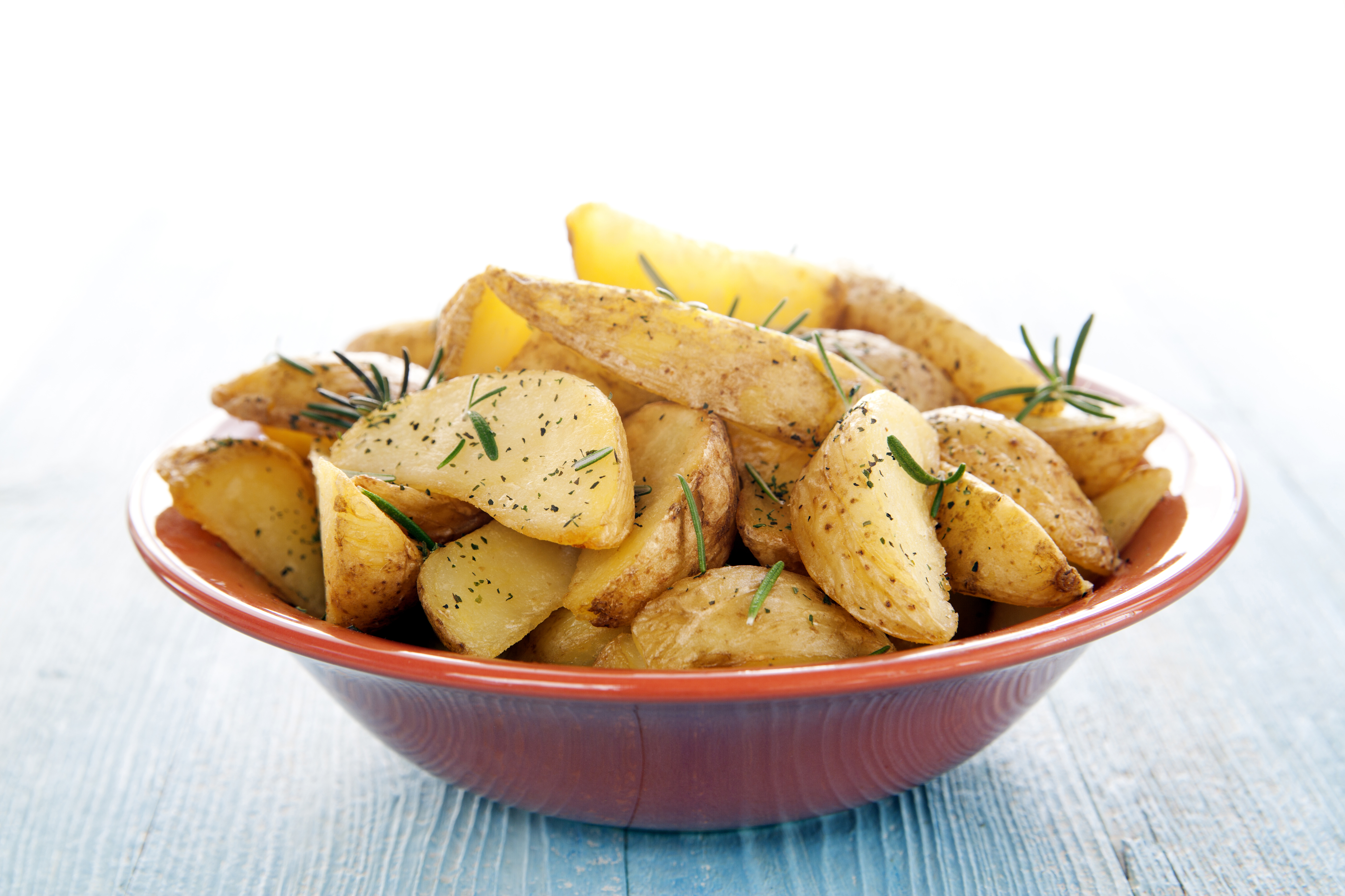Papas en casco con salsa de ajo y queso parmesano