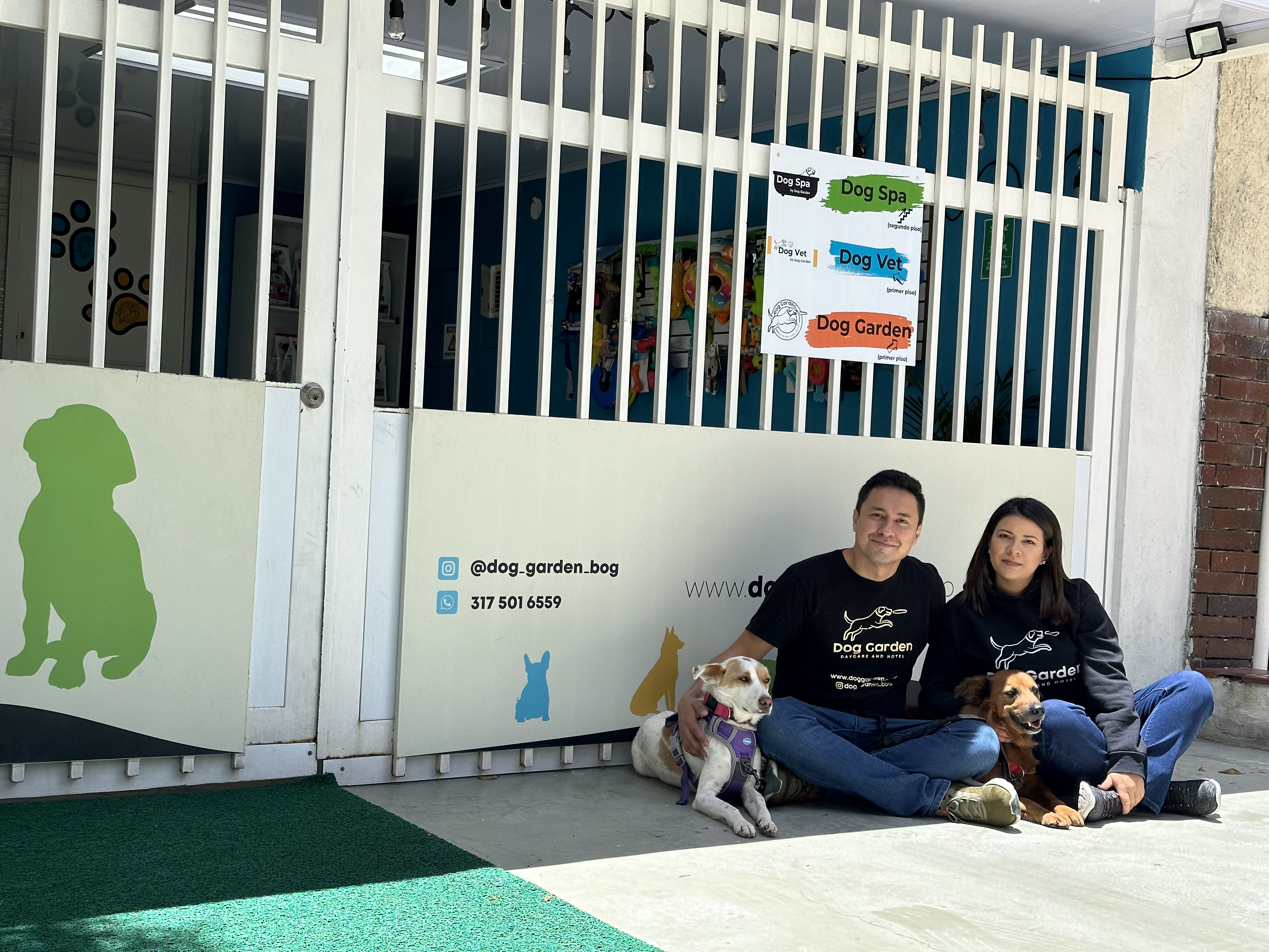 Los esposos y socios Dayana Castiblanco, gerente; y Cristian Villamizar, director de operaciones de Dog Garden.