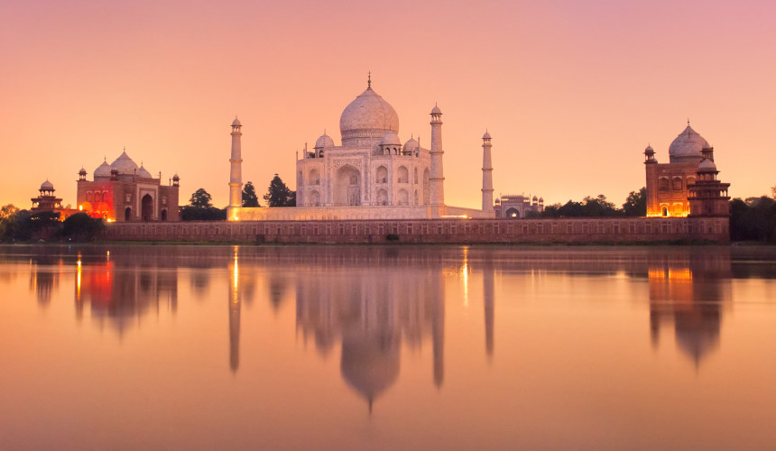2. Taj Mahal, cuando el crepúsculo es una historia de amor: el mausoleo del Taj Mahal, considerado como una de las Siete Maravillas del Mundo Moderno, se encuentra en las inmediaciones de la ciudad de Agra. Sin embargo, lo más curioso de este monumento es su historia de amor. La leyenda cuenta que el emperador Sha Jahan se enamoró perdidamente de una joven. El matrimonio fue feliz hasta que, un fatídico día, la mujer falleció en el parto de su decimocuarto hijo.

El desenlace de la historia es toda una declaración de amor pues, en honor a su esposa fallecida, el emperador mandó construir el Taj Mahal. Actualmente, desde este mausoleo es imposible no percibir el romanticismo de su atardecer.