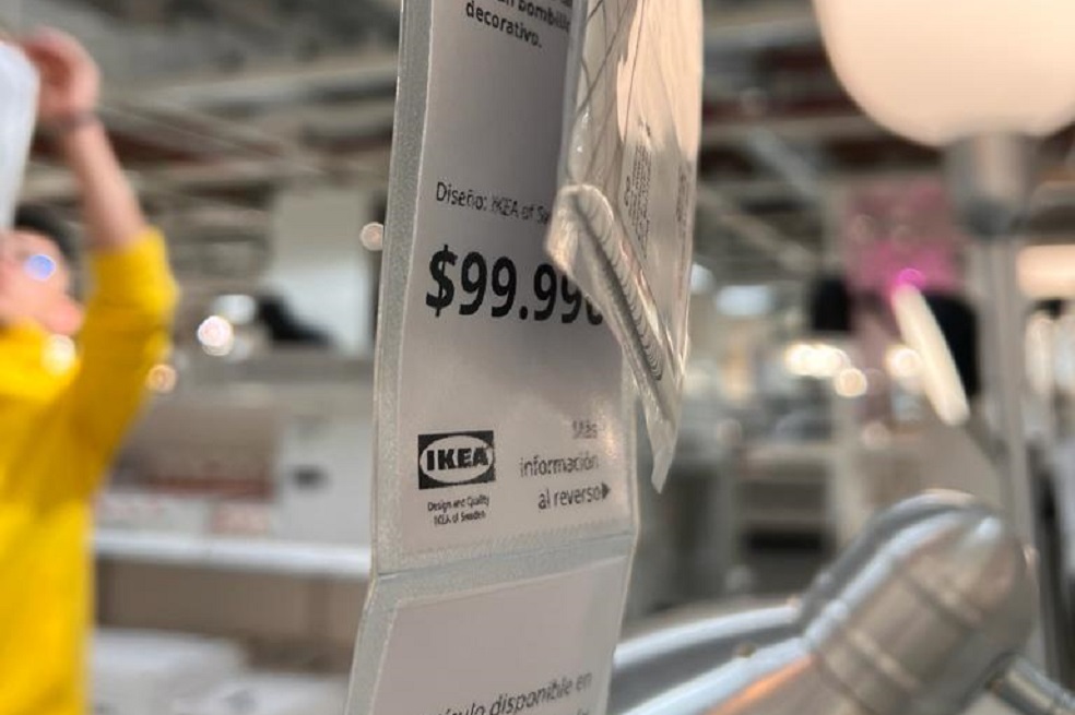 Las etiquetas de los productos de exhibición indican en qué pasilo y piso se encuentra, así como si se encuentra disponible en tienda o si se puede entregar a domicilio.