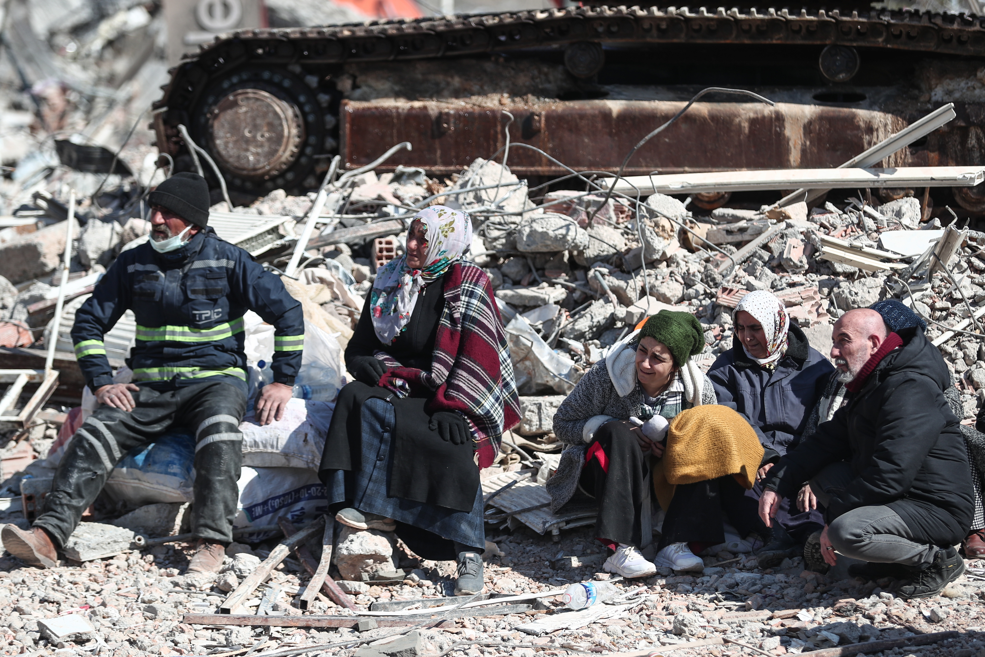 Terremoto en Siria y en Turquía: más de 25.000 muertos y algunas investigaciones