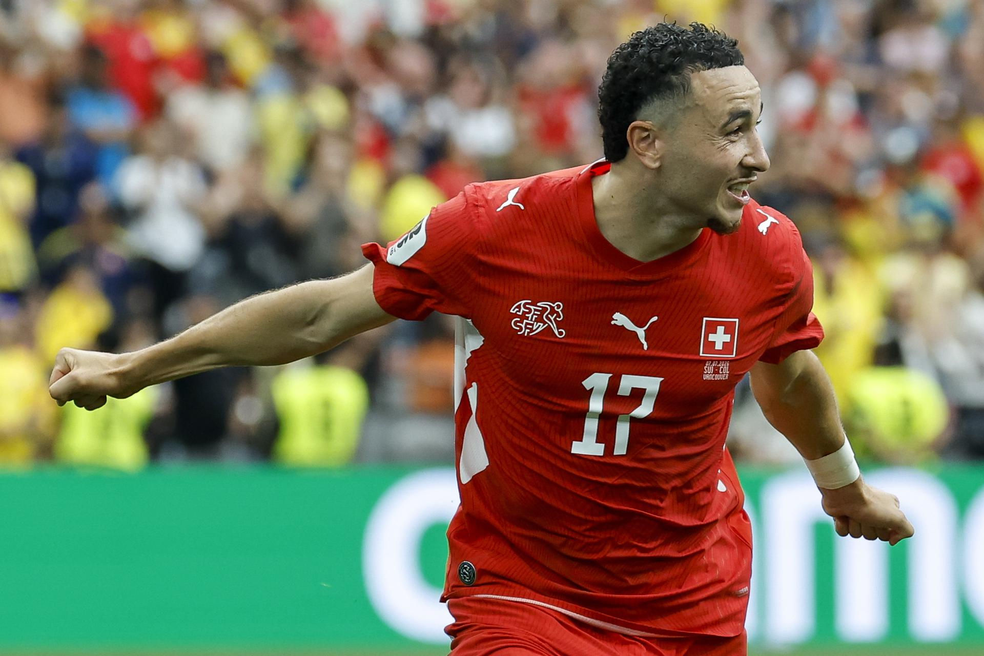 VANCOUVER (Canada), 08/07/2026.- Switzerland's Ruben Vargas celebrates after scoring the winning penalty after the penalty shoot-out of the FIFA World Cup 2026 Round of 16 match Switzerland against Colombia, in Vancouver, Canada, 07 July 2026. (Suiza) EFE/EPA/PETER KLAUNZER