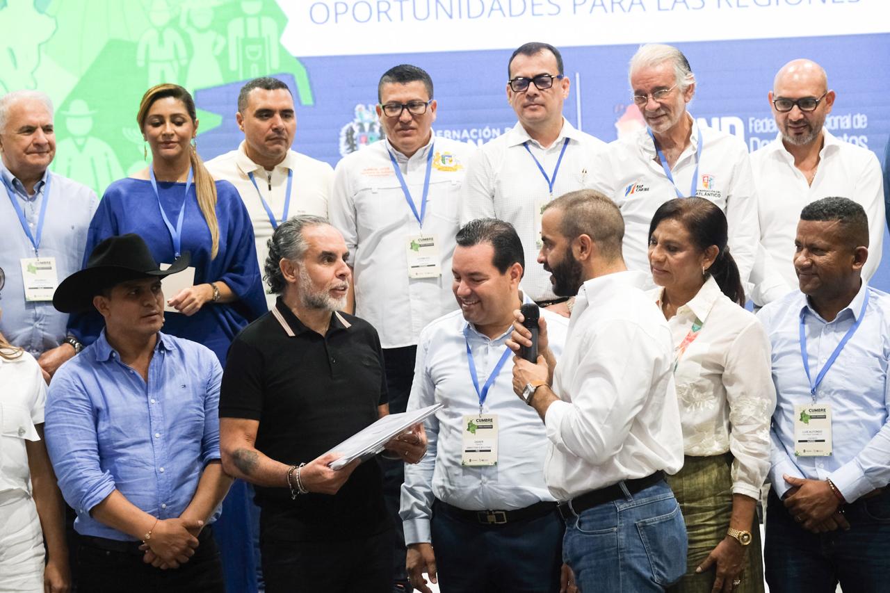 Ministro del Interior, Armando Benedetti, recibió de parte de los gobernadores el proyecto de ley de competencias para darle vida a la reforma al Sistema General de Participaciones.